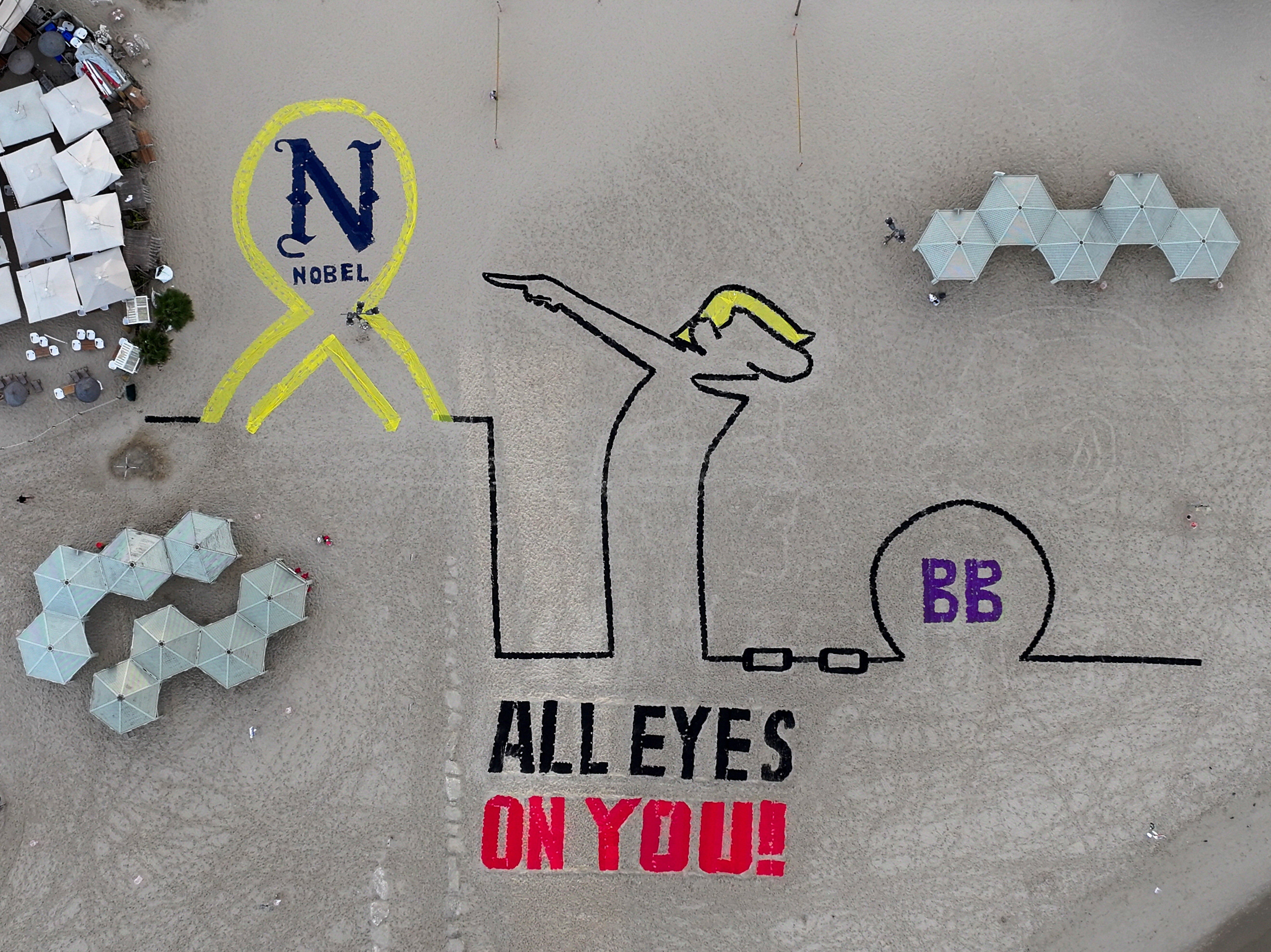 Izraelska ilustracija v Tel Avivu, na kateri Trump kaže k Nobelovi nagradi