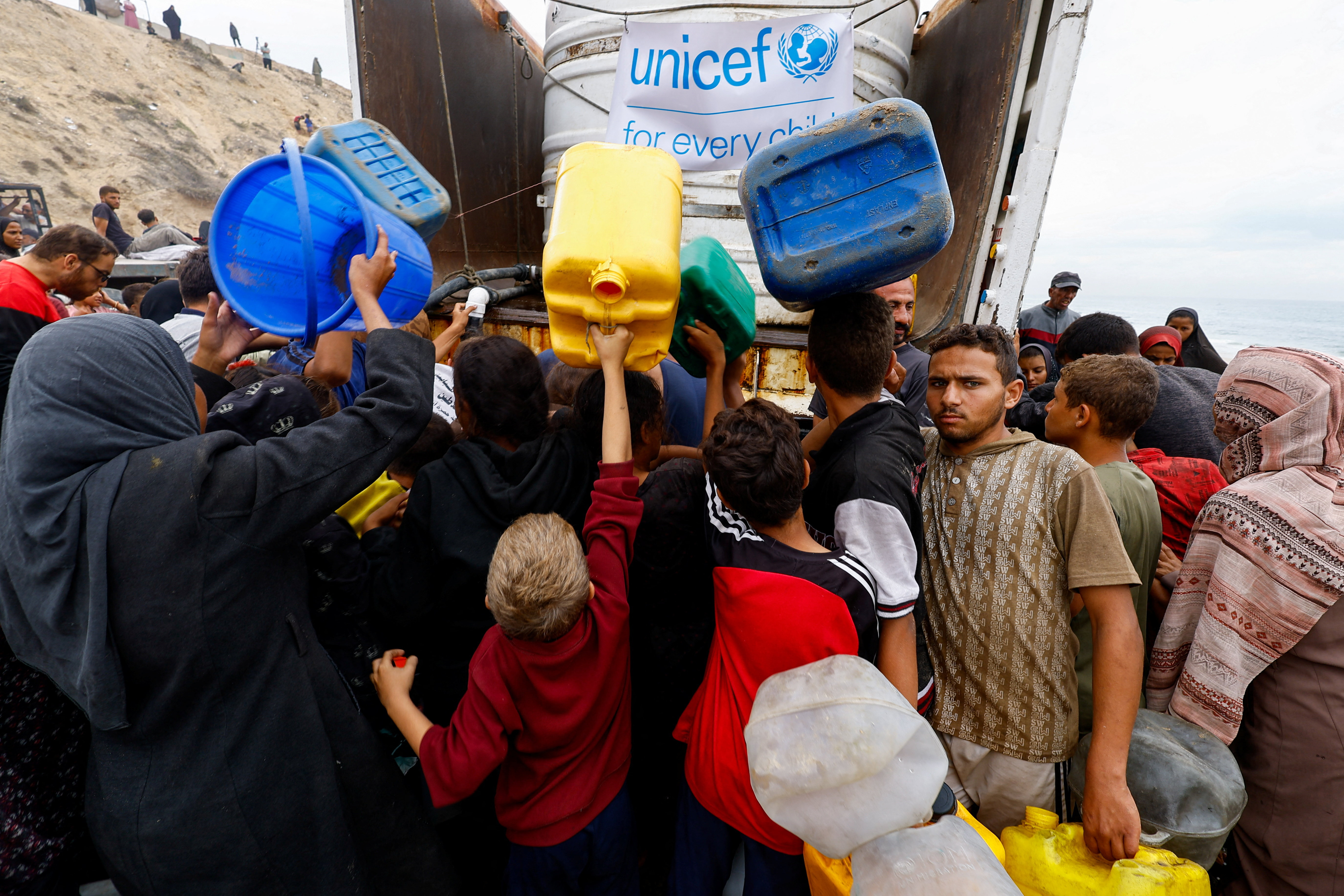 Palestinci v Gazi prejemajo humanitarno pomoč