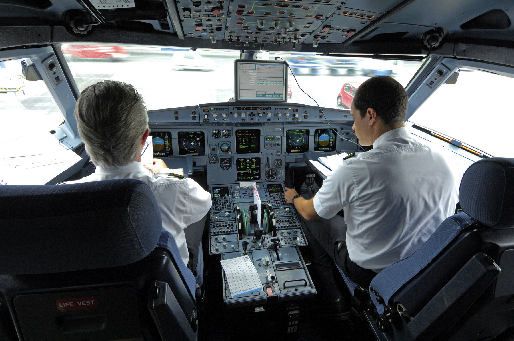 Pilota v pilotski kabini Airbusa 321 med pripravami na vzlet