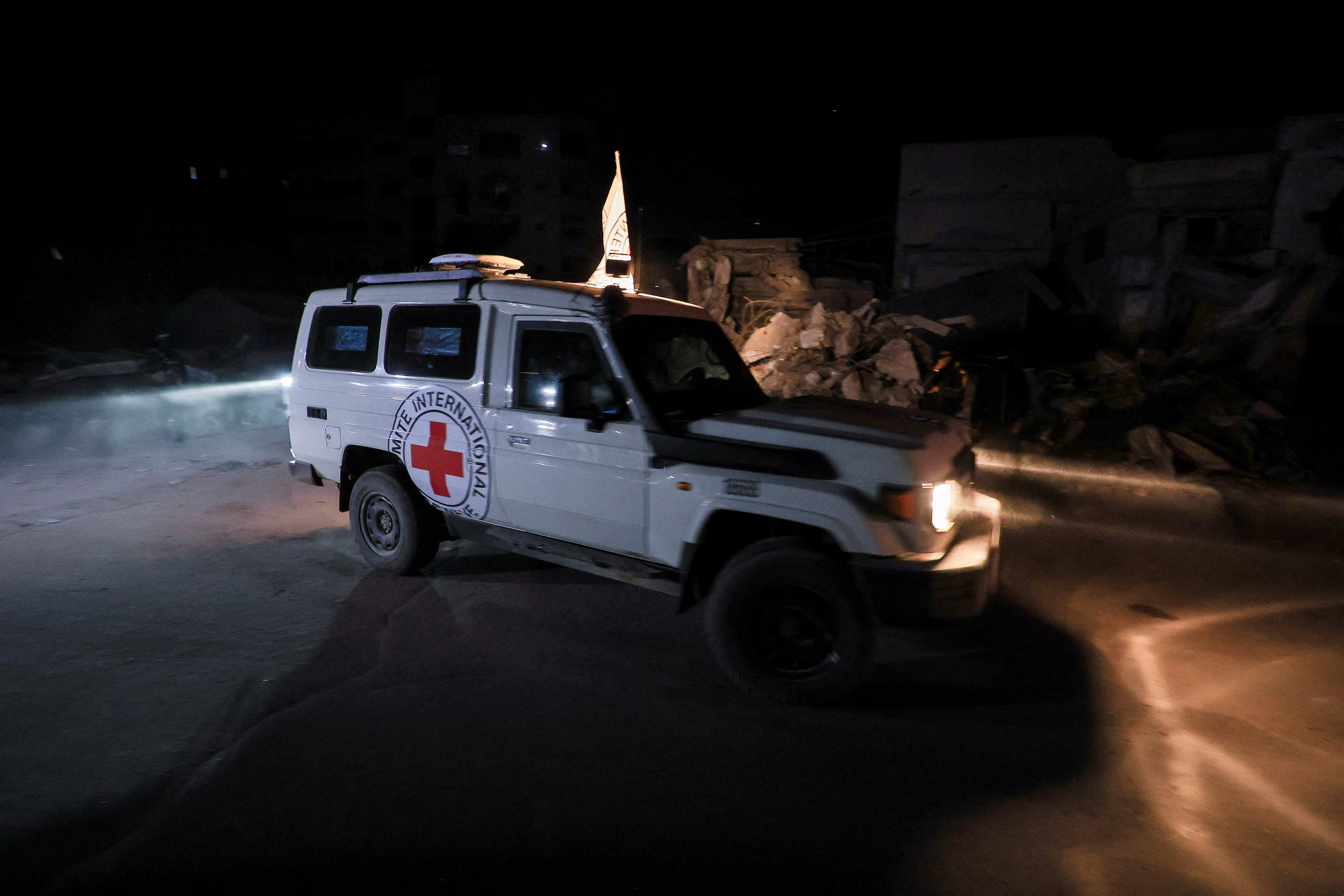 Vozilo rdečega križa s posmrtnimi ostanki dveh talcev