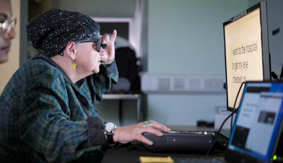 očesni implant Sheila Irving slepoda AMD SDM makula Foto Zajem zaslona FACEBOOK