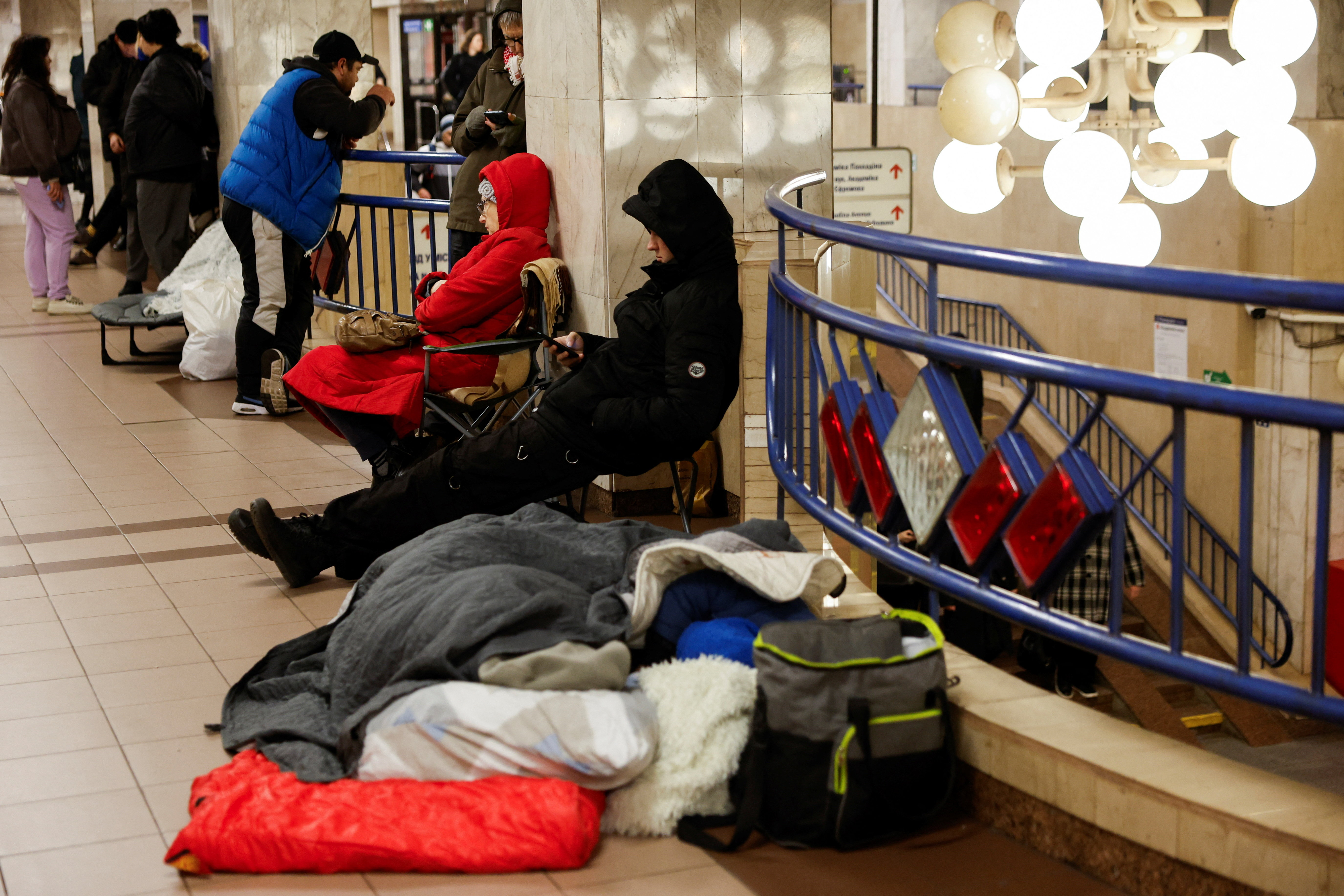 Ljudje v zakoniščih ob napadu z droni na Kijev
