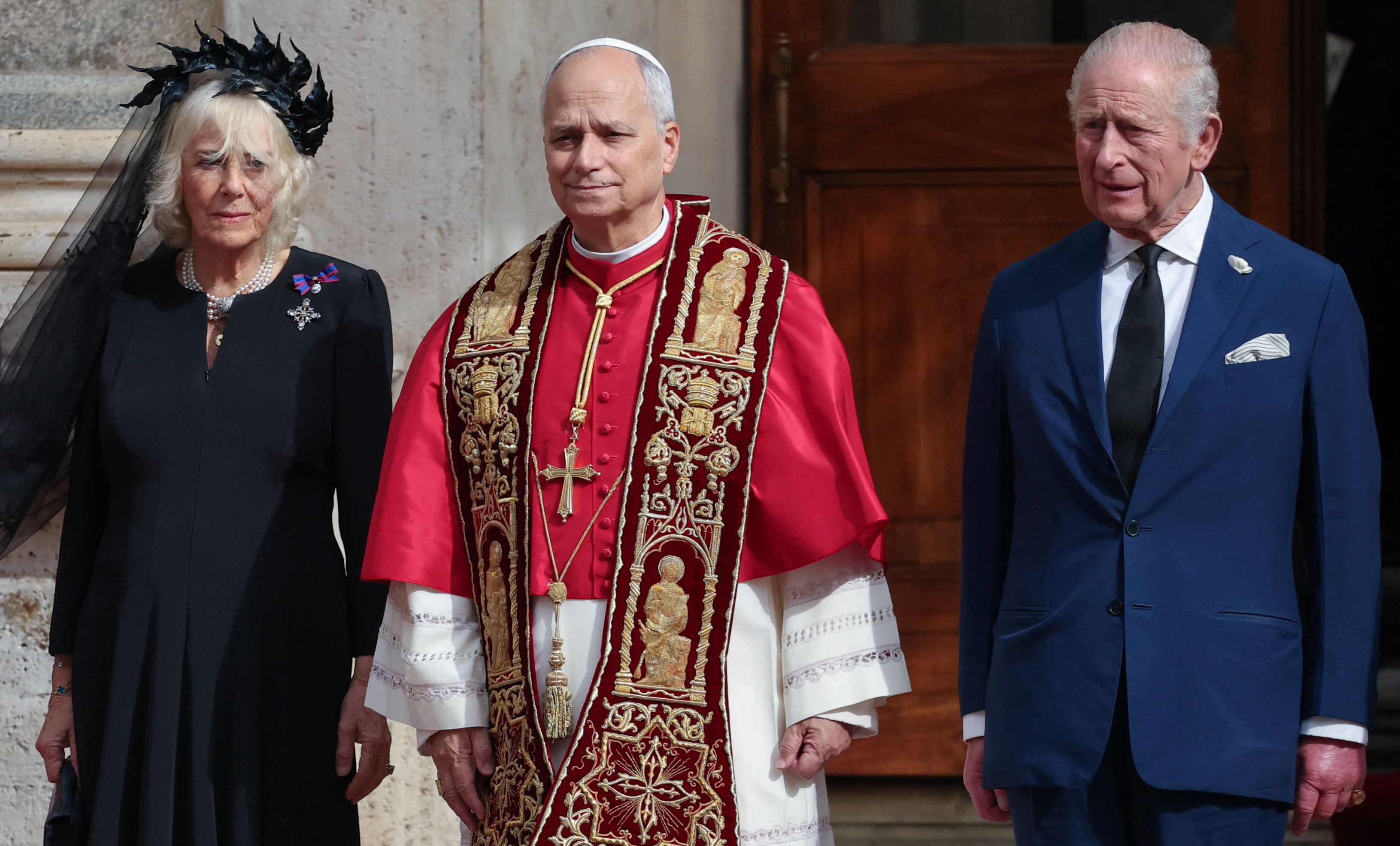 Britanska kralj in kraljica na obisku v Vatikanu