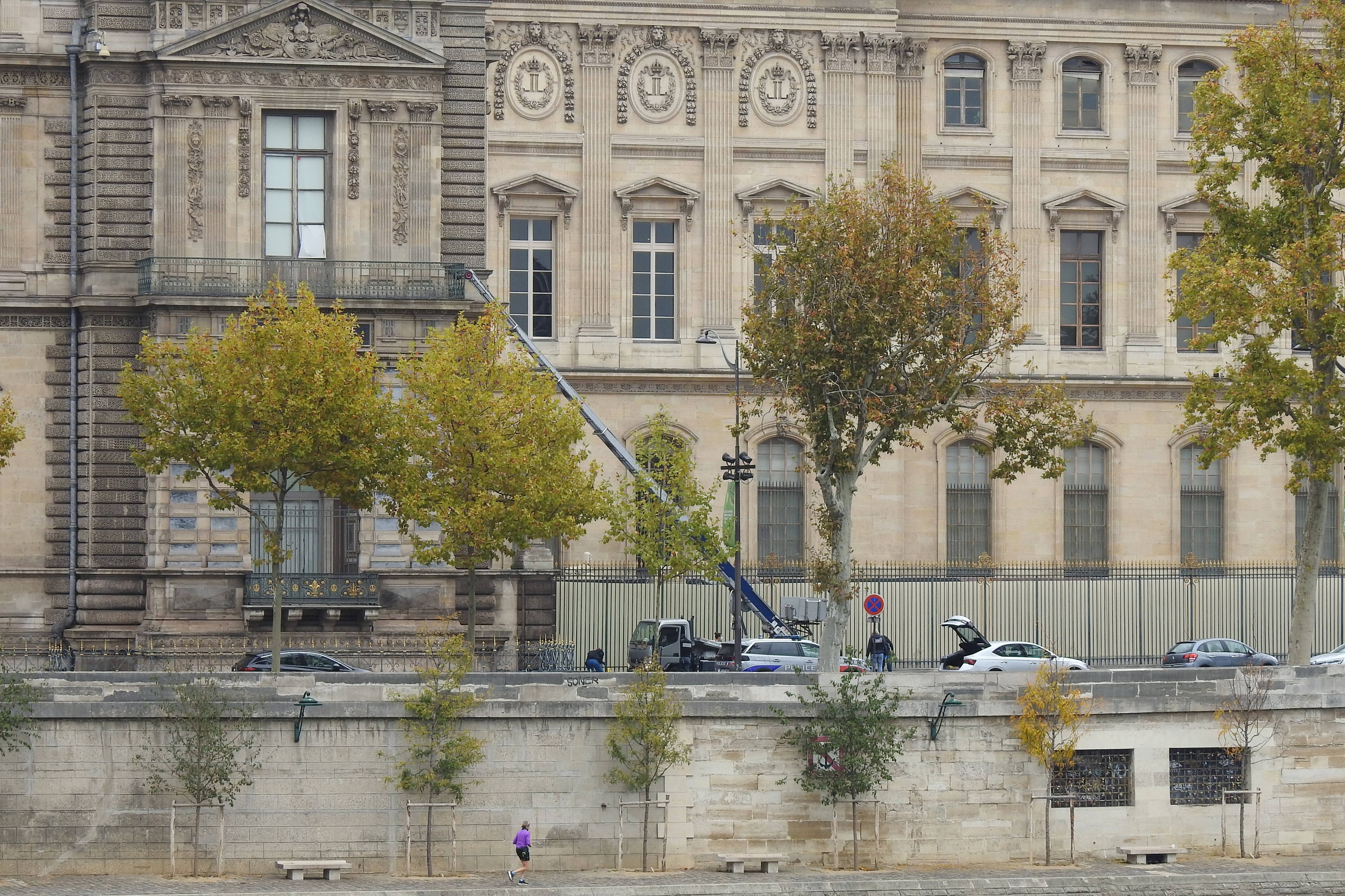 Premična lestev, ki so jo uporabili roparji pri ropu stoletja v pariškem Louvru