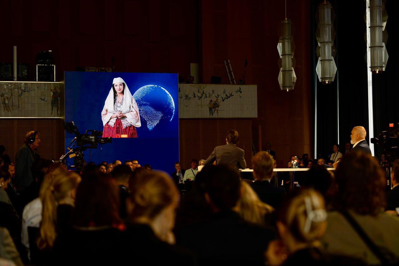 Albanski premier Edi Rama predstavlja ministrico Diello na konferenci Globalni Dialog v Berlinu.