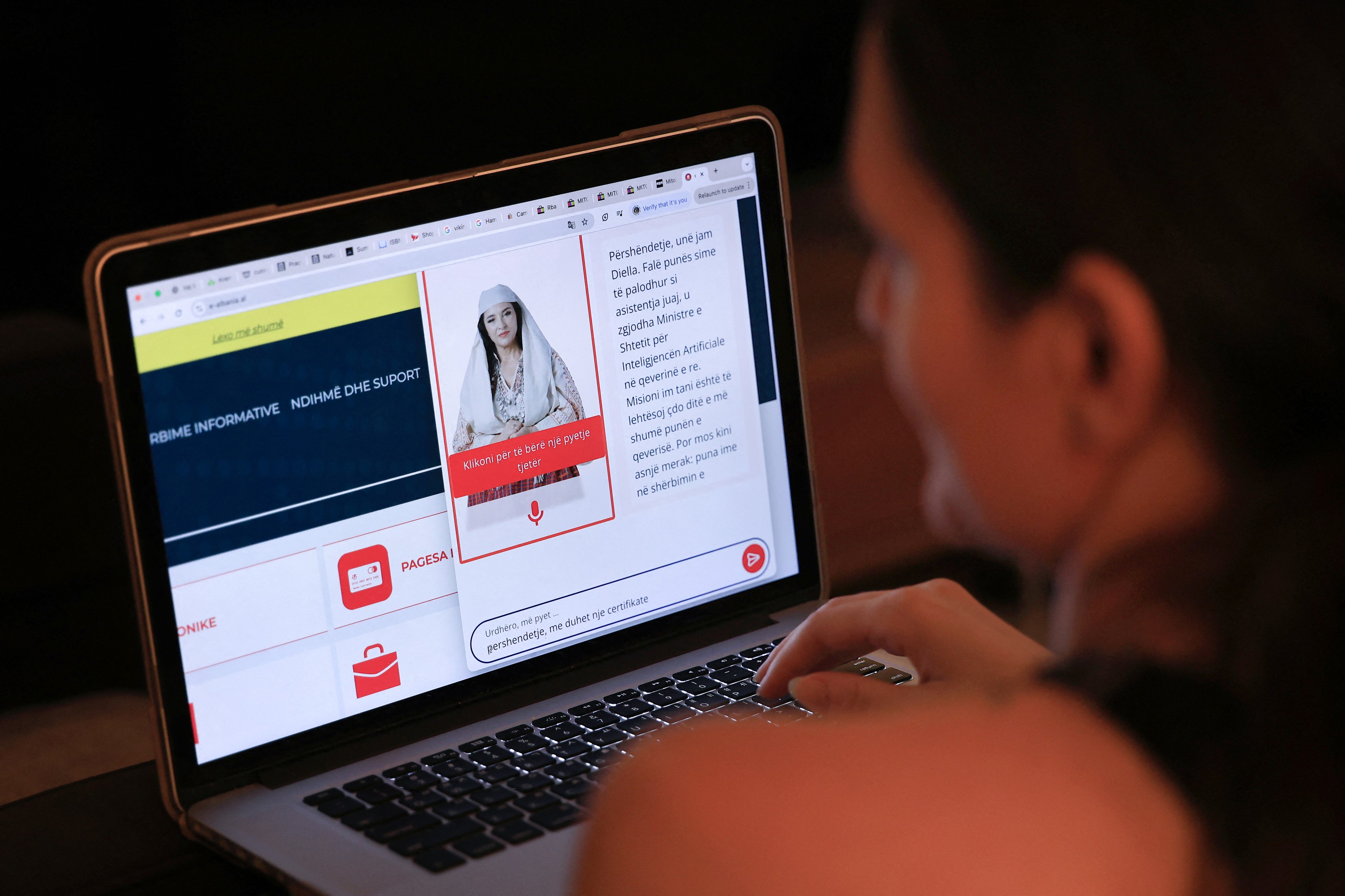 klepetalnik Diella na portalu albanske vlade e-albania