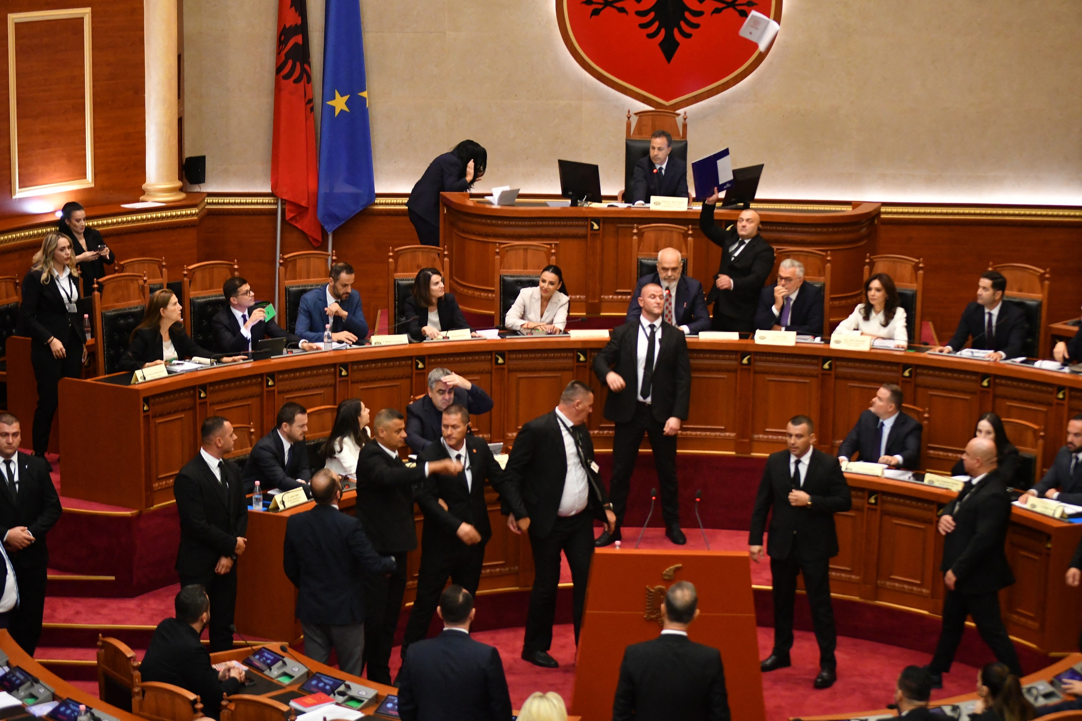 Nagovor ministrice Dielle v albanskem parlamentu je razburil nekatere poslance opozicije.