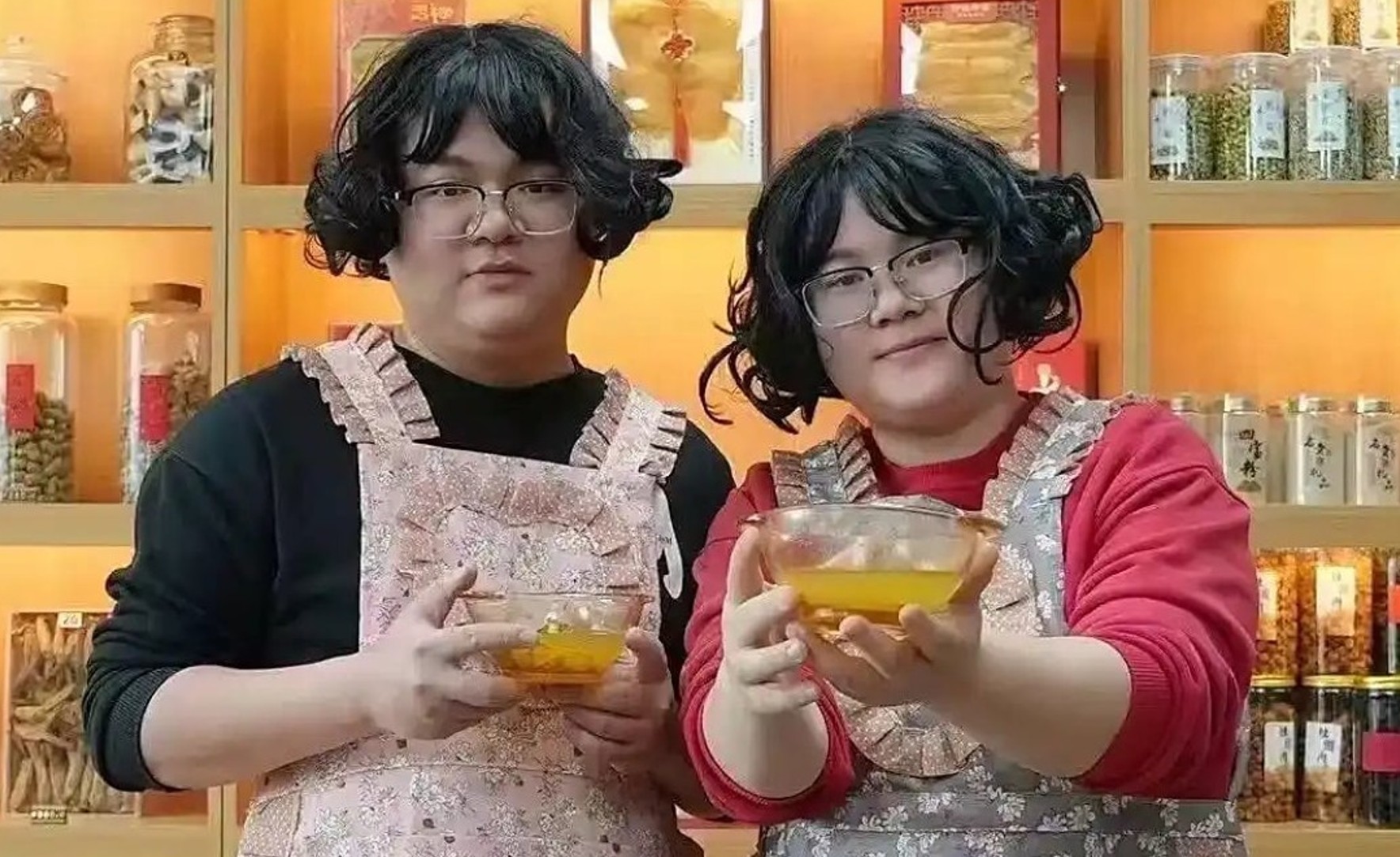 Liang Kaiju in He Šjanšeng, kitajska zakonca, ki se na spletu predstavljata kot "dvojčici"