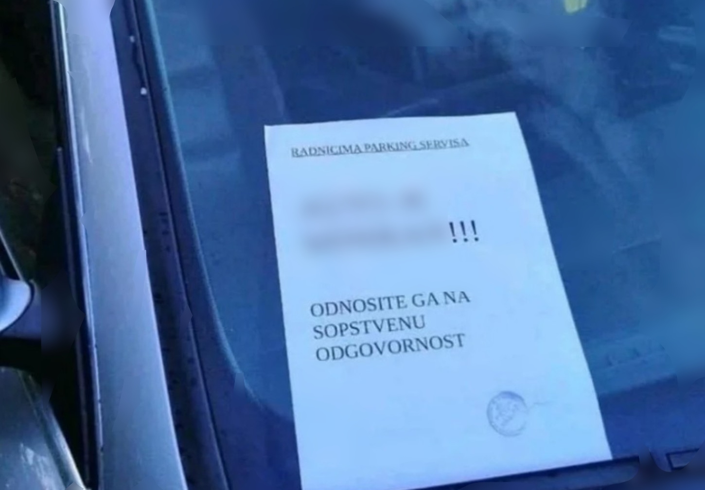 sporočilo na napačno parkiranem avtomobilu