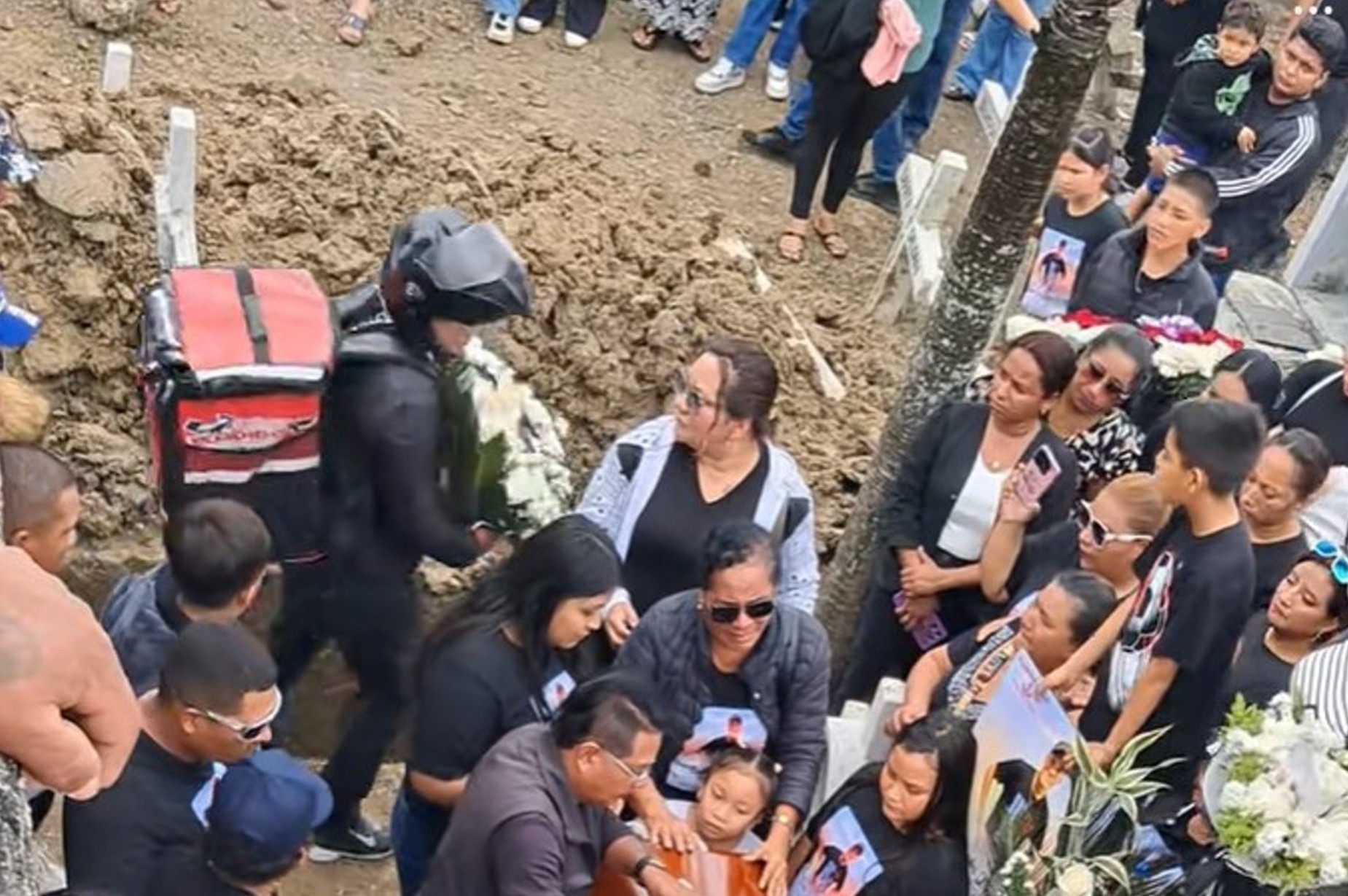 dostavljalec na pogreb prinese rože