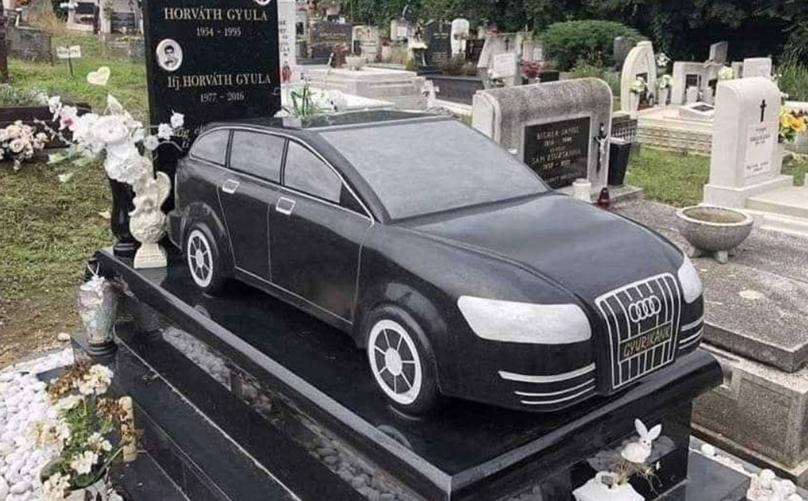 nagrobnik nagrobni spomenik v obliki avtomobila Audi A6 Avant