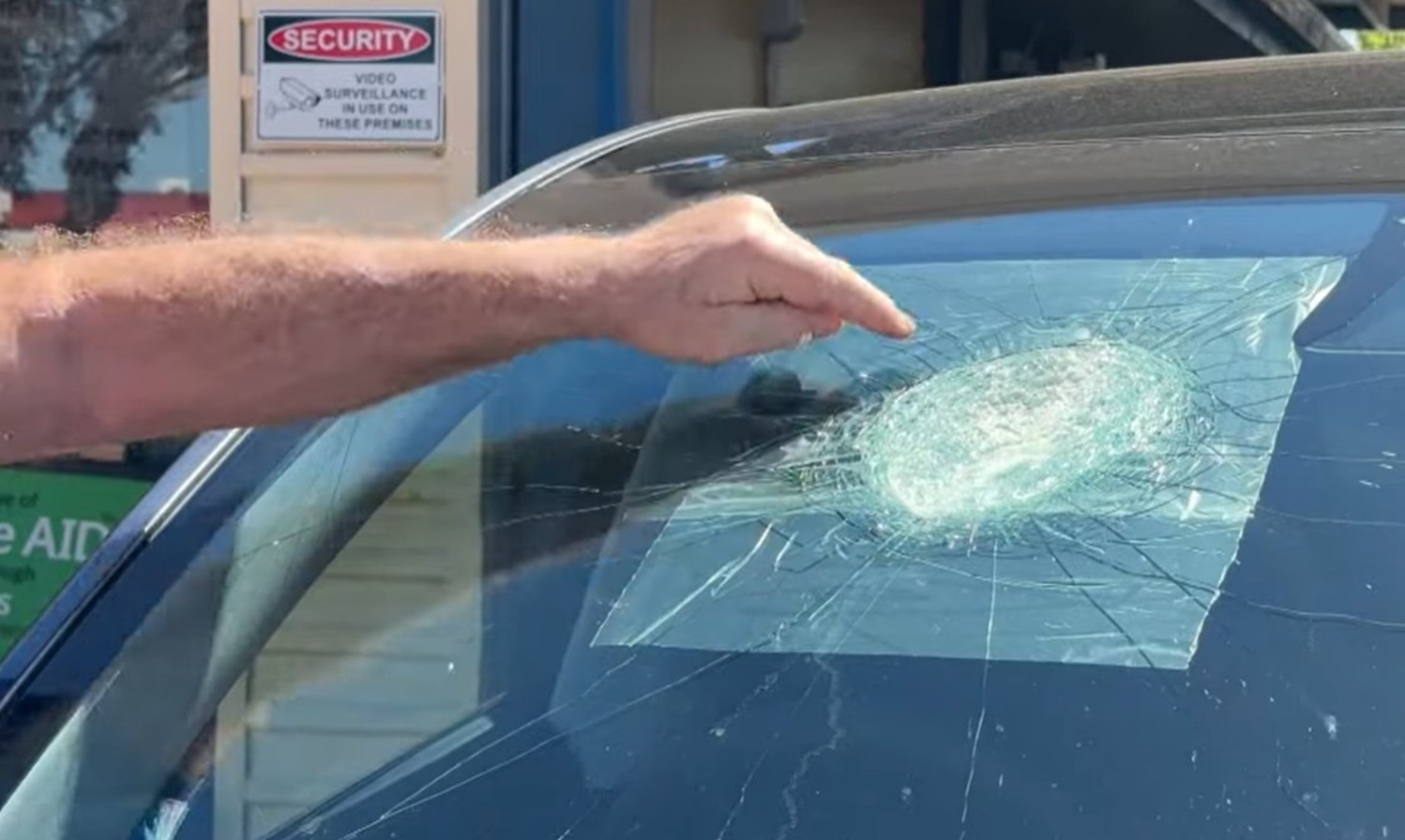 Vetrobransko steklo avtomobila, ki ga je v Avstraliji poškodoval predmet iz neba