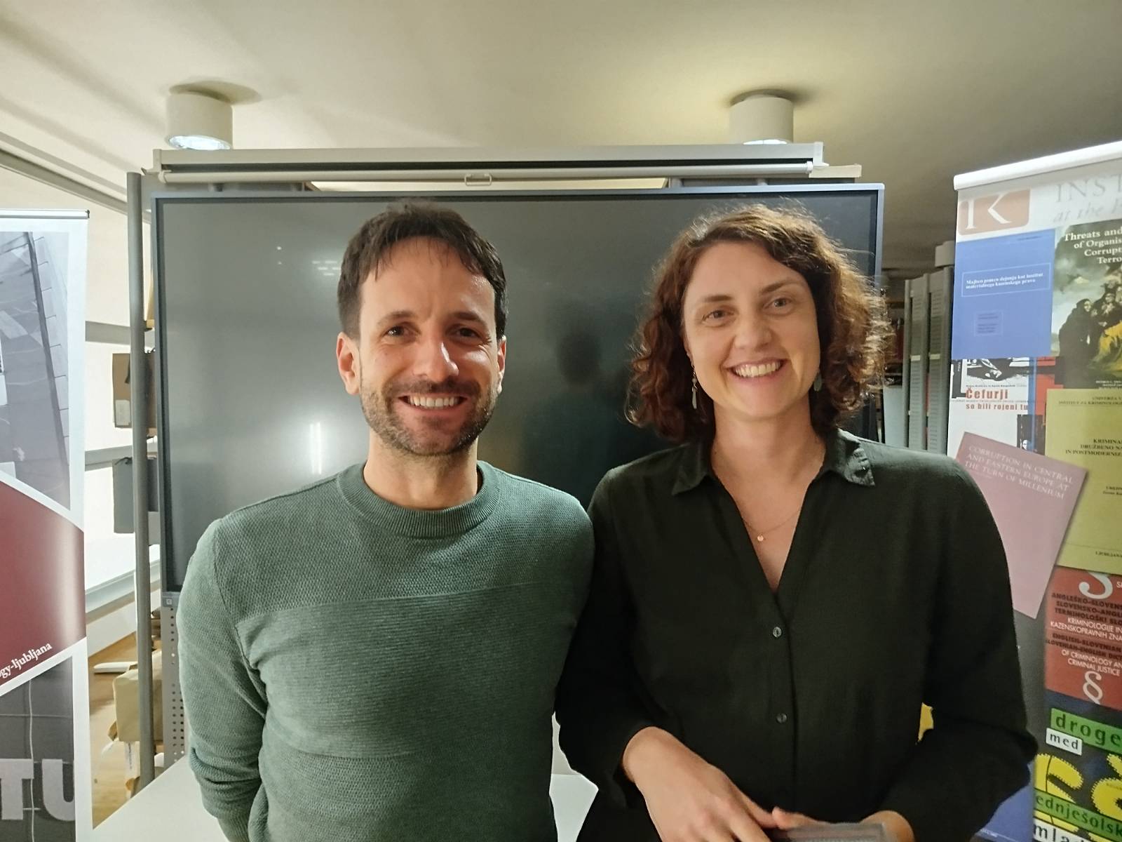dr. Mojca M. Plesničar in dr. Dean Lipovac, raziskovalca na Inštitutu za kriminologijo na Krimifestu