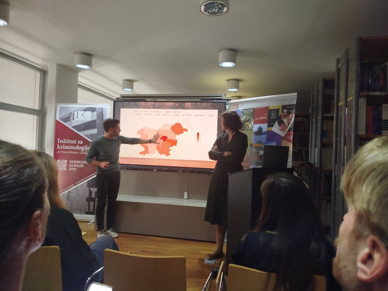 dr. Mojca M. Plesničar in dr. Dean Lipovac z Inštituta za kriminologijo predavata na Krimifestu