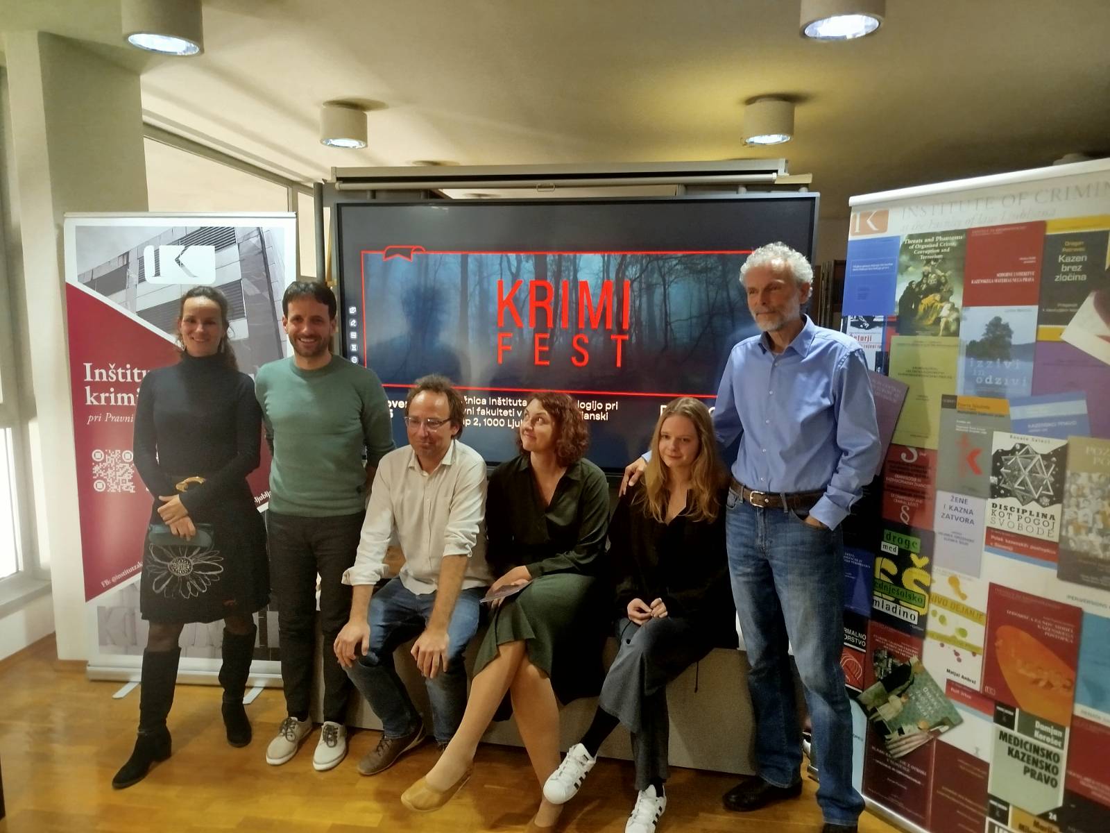 Predavatelji in organizator Krimifesta v knjižnici Inštituta za kriminologijo v Ljubljani od leve: Maša Jelušič, Dean Lipovac, Matjaž Ambrož, Mojca M. Plesničar, Manja Skočir, Dragan Petrovec