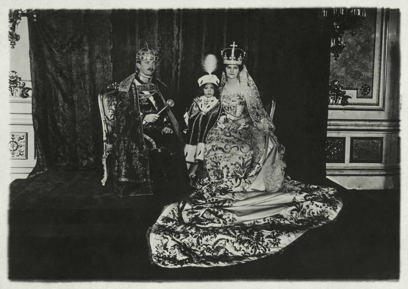 Zadnja avstrijska cesarska družina Karl I., cesarica Zita in njun sin Oto ob kronanju