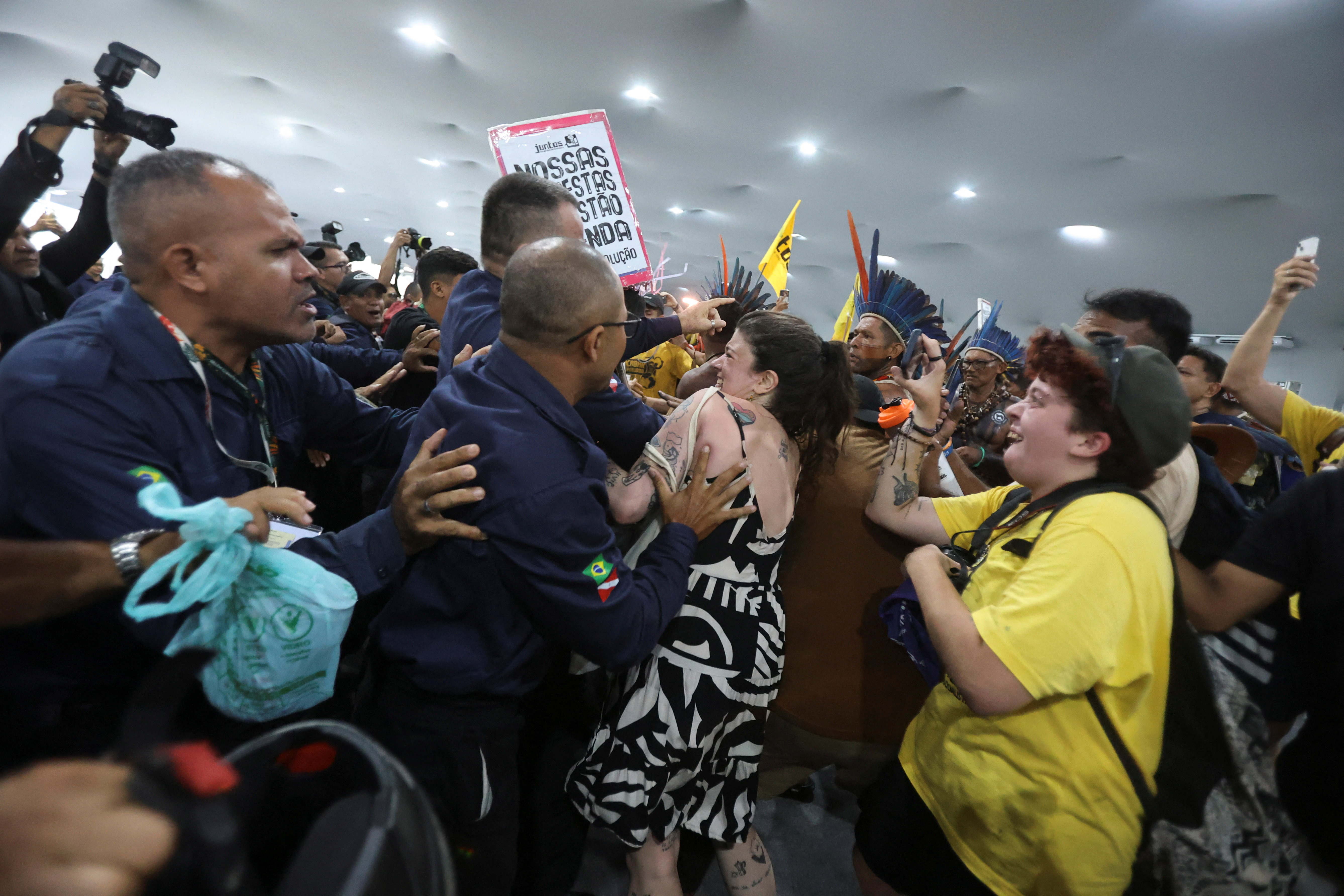 Protestniki vdrli na prizorišče podnebne konference v brazilskem Belemu
