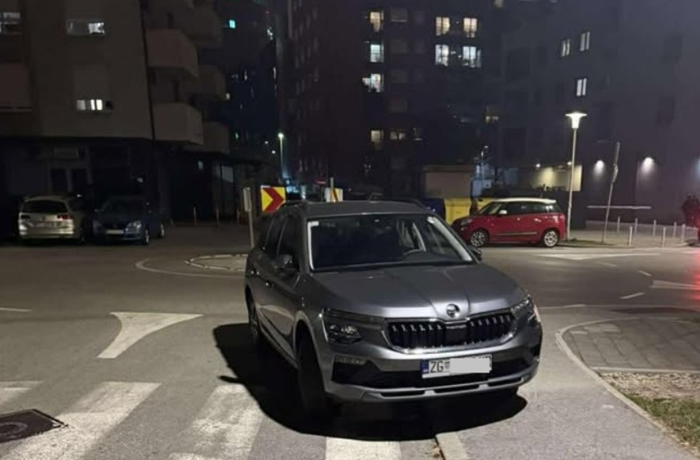 napačno parkiran avtomobil v Zagrebškem naselju Lučko