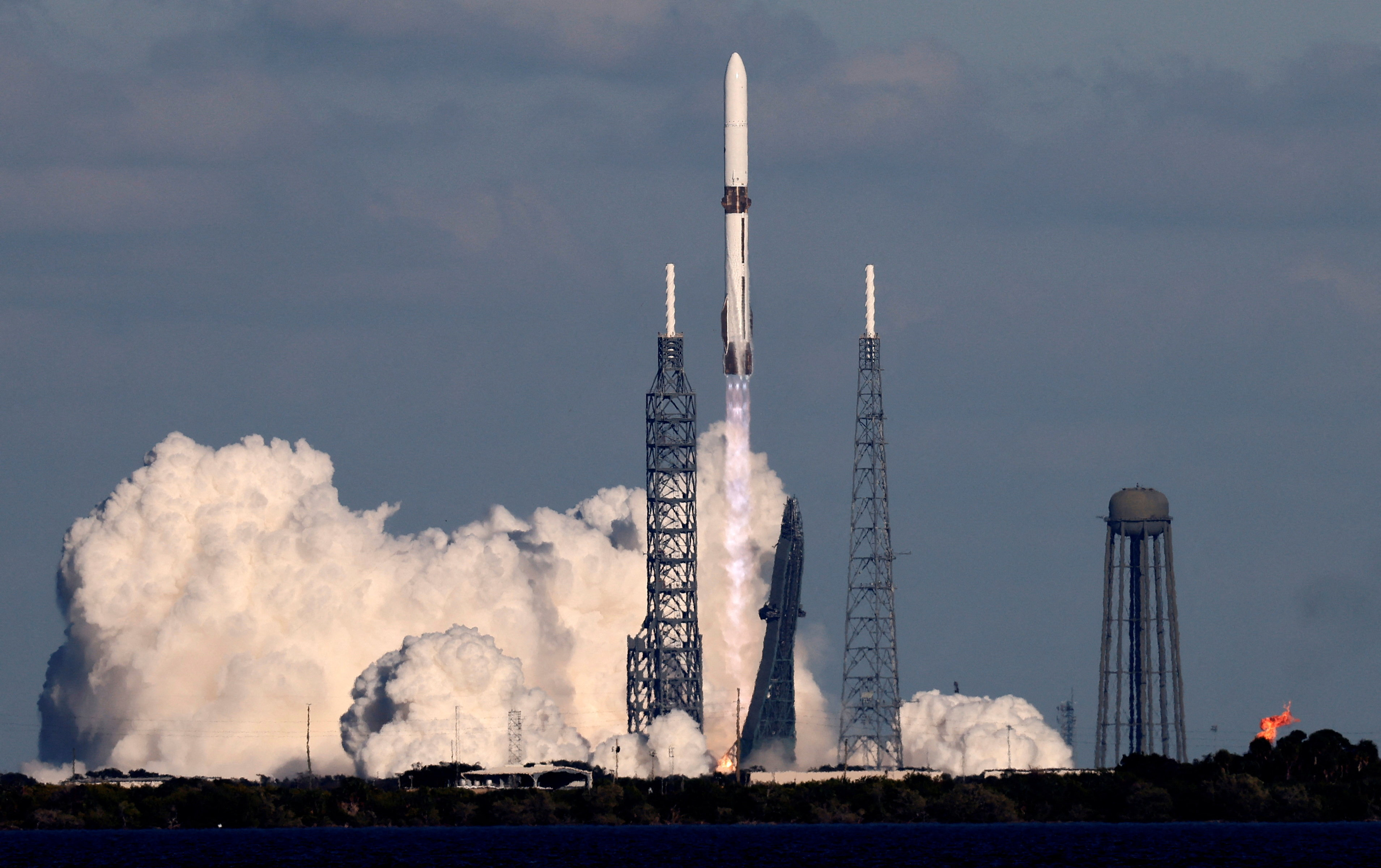 Podjetje Blue Origin izstrelilo raketo z Nasinimi plovili, namenjenimi na Mars