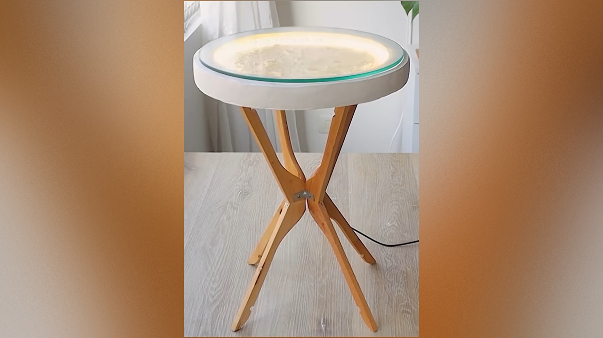 naredi sam klubska mizica iz lesenih obešalnikov