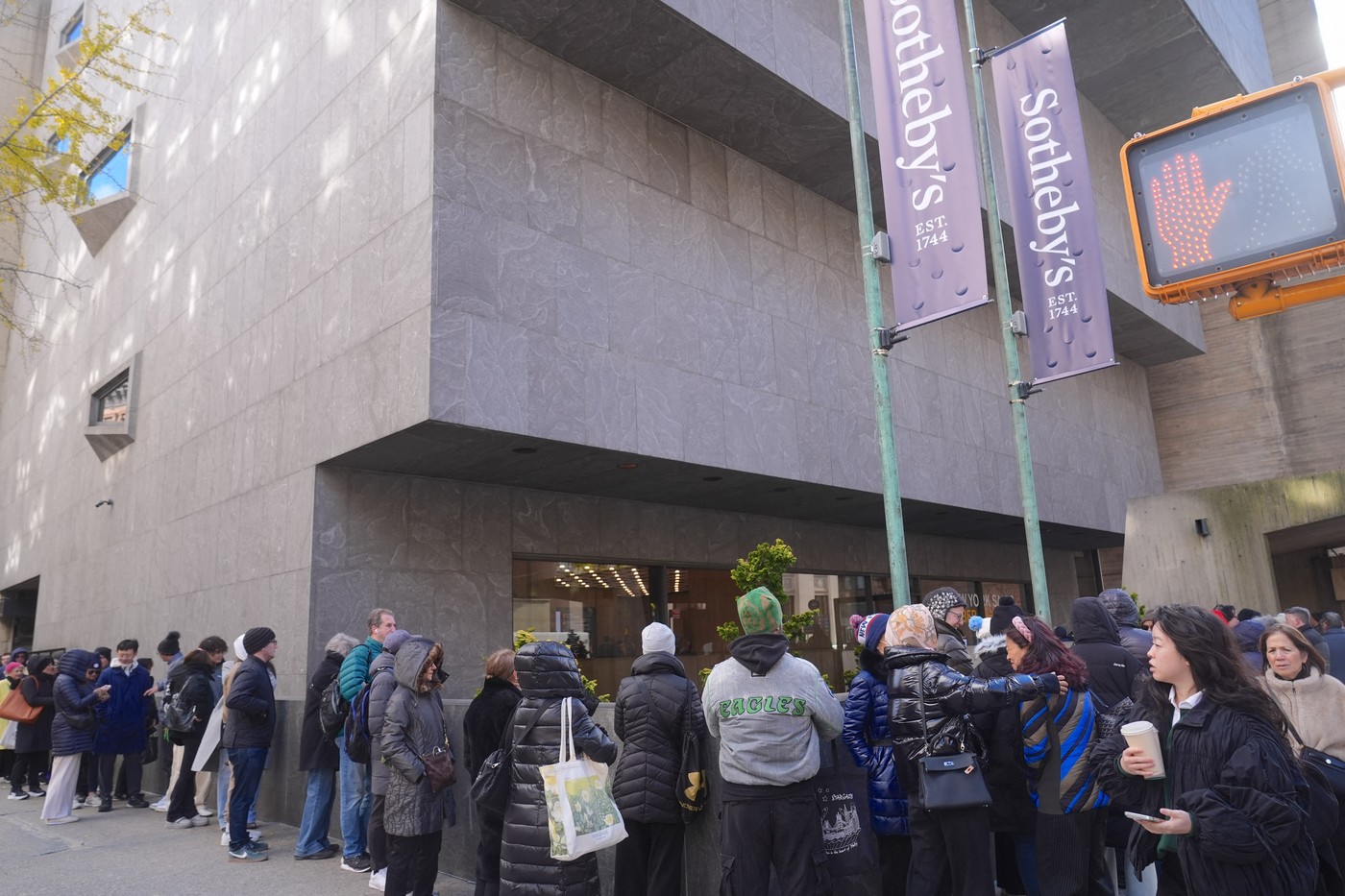 Gneča pred avkcijsko hiši Sotheby's v New Yorku za ogled zlate straniščne školjke