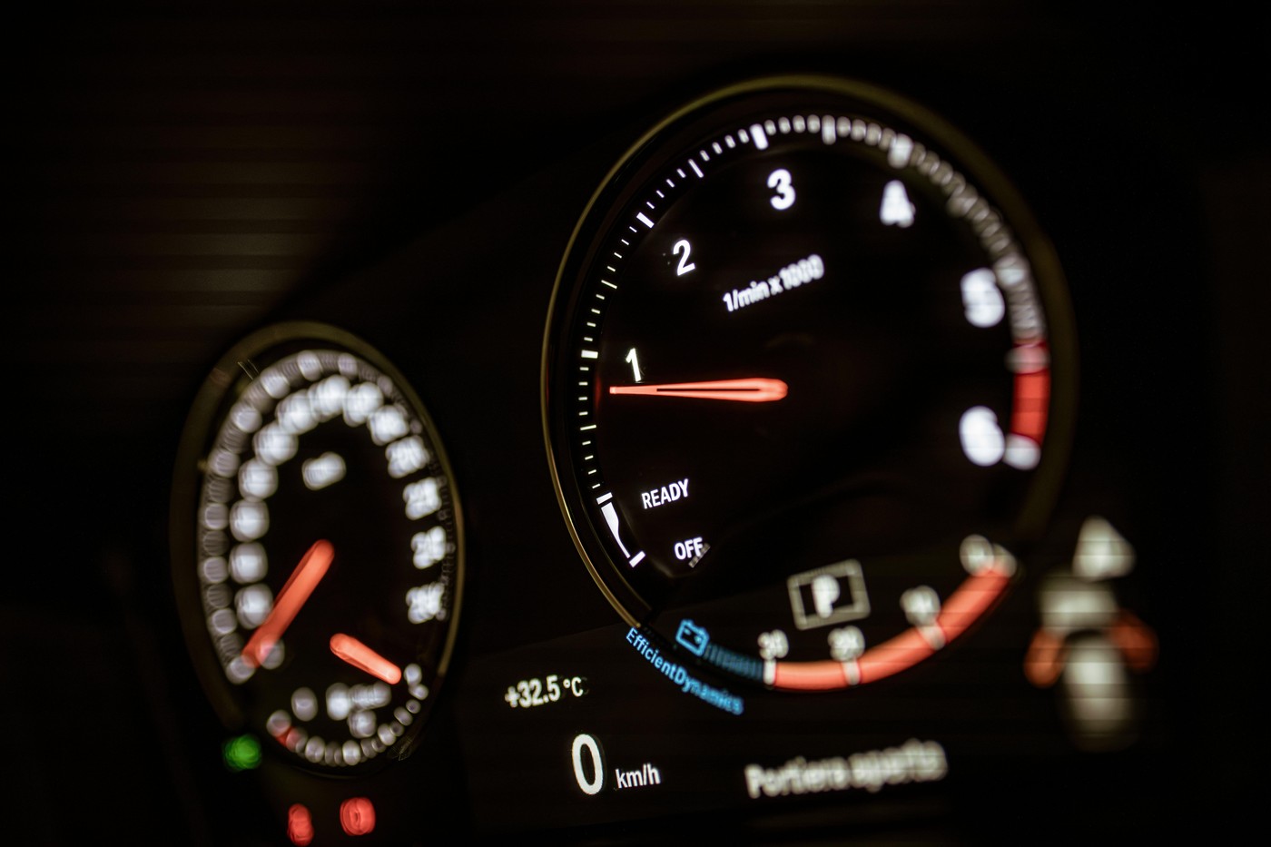 kazalnika obratov in hitrosti na armaturni plošči avtomobila
