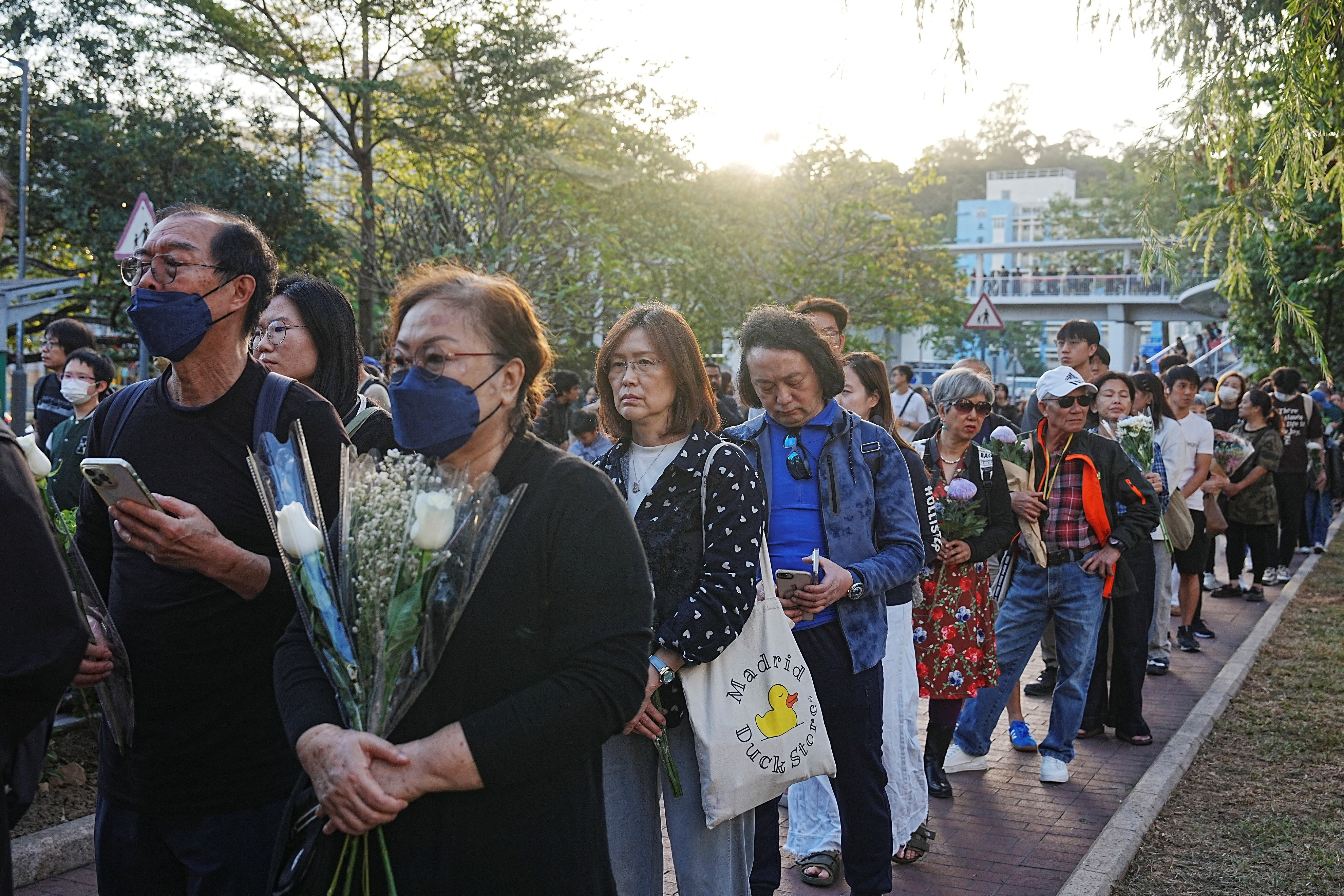Začetek tridnevnega žalovanja po požaru v Hongkongu