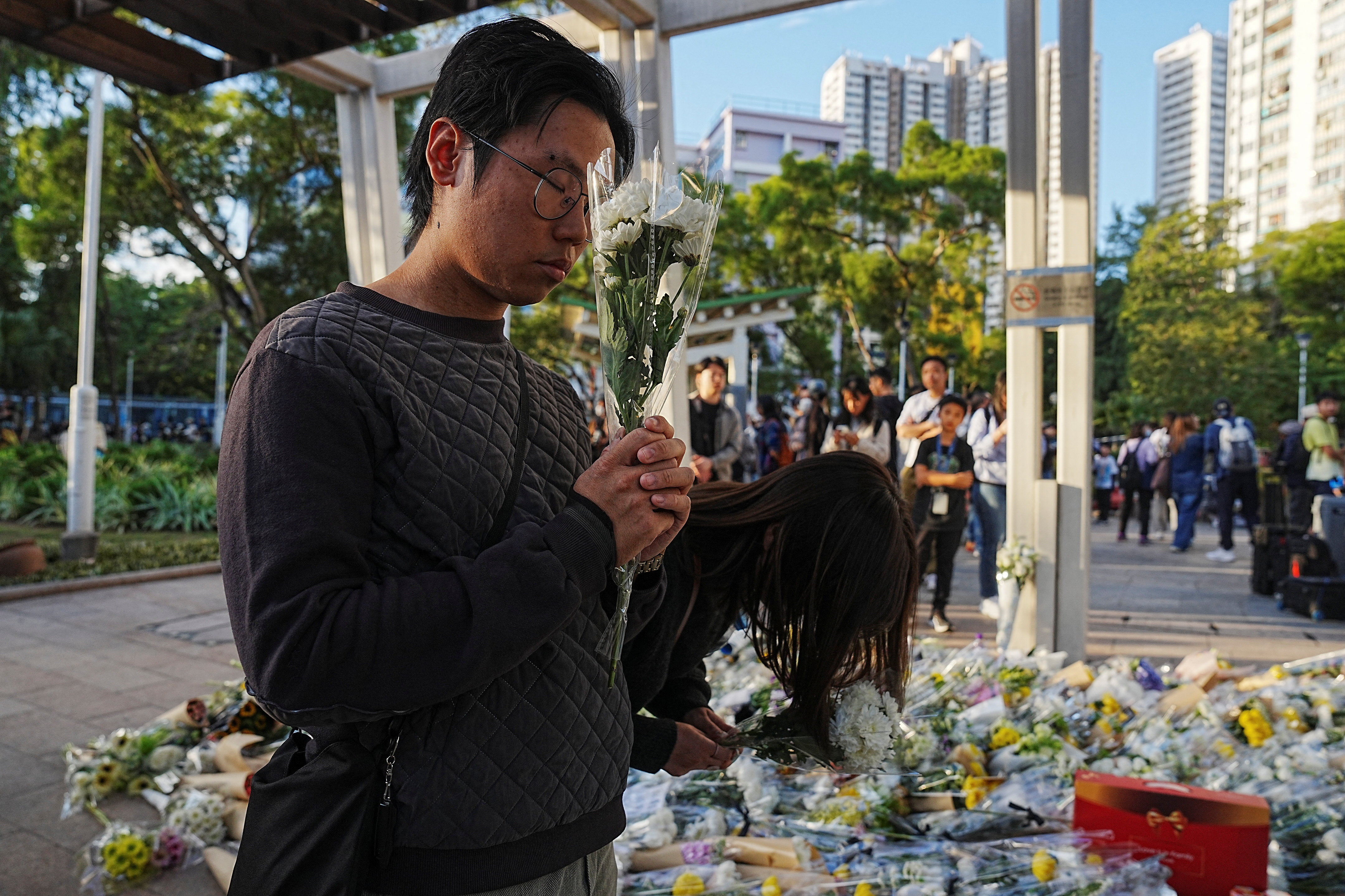 Začetek tridnevnega žalovanja po požaru v Hongkongu