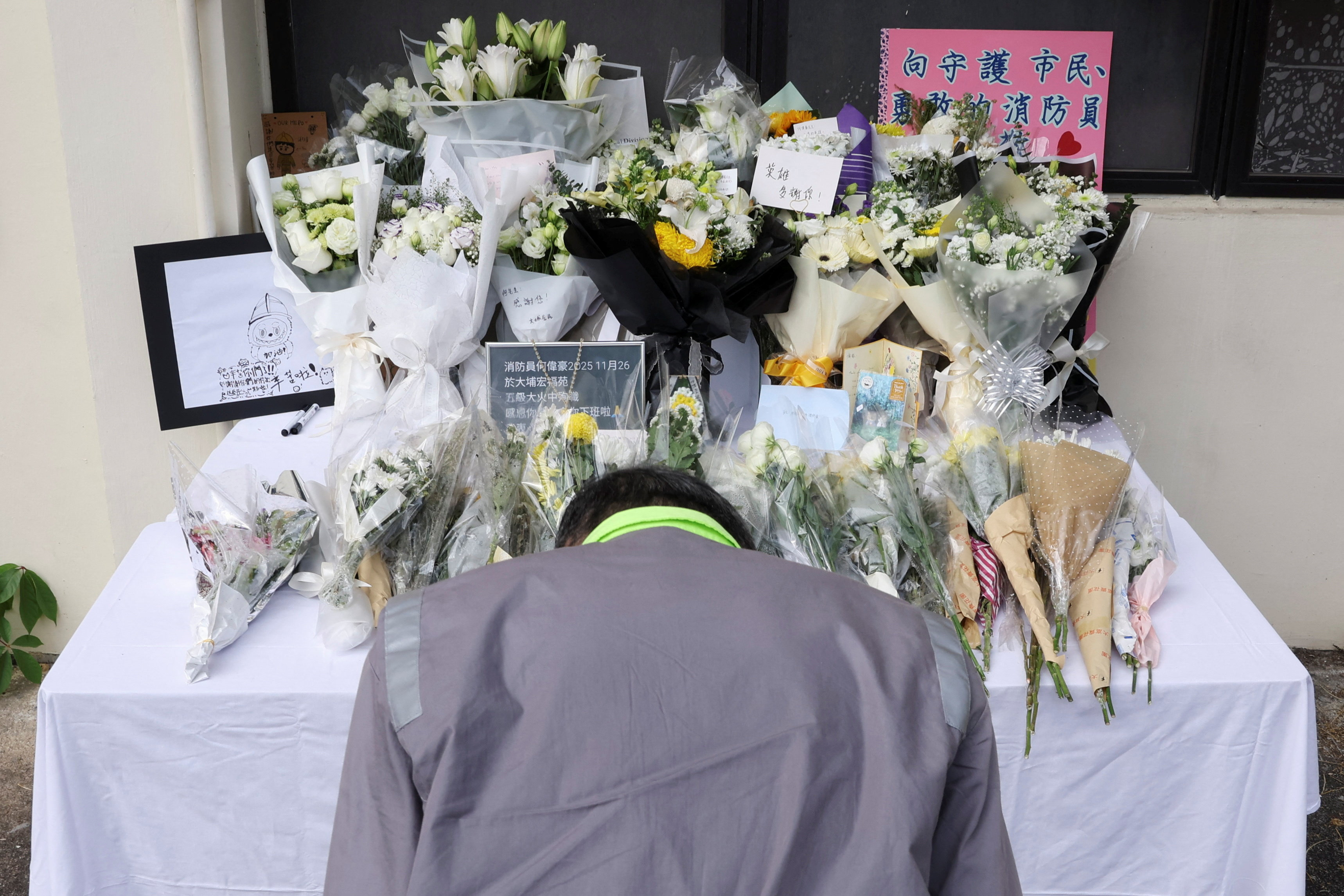 Začetek tridnevnega žalovanja po požaru v Hongkongu