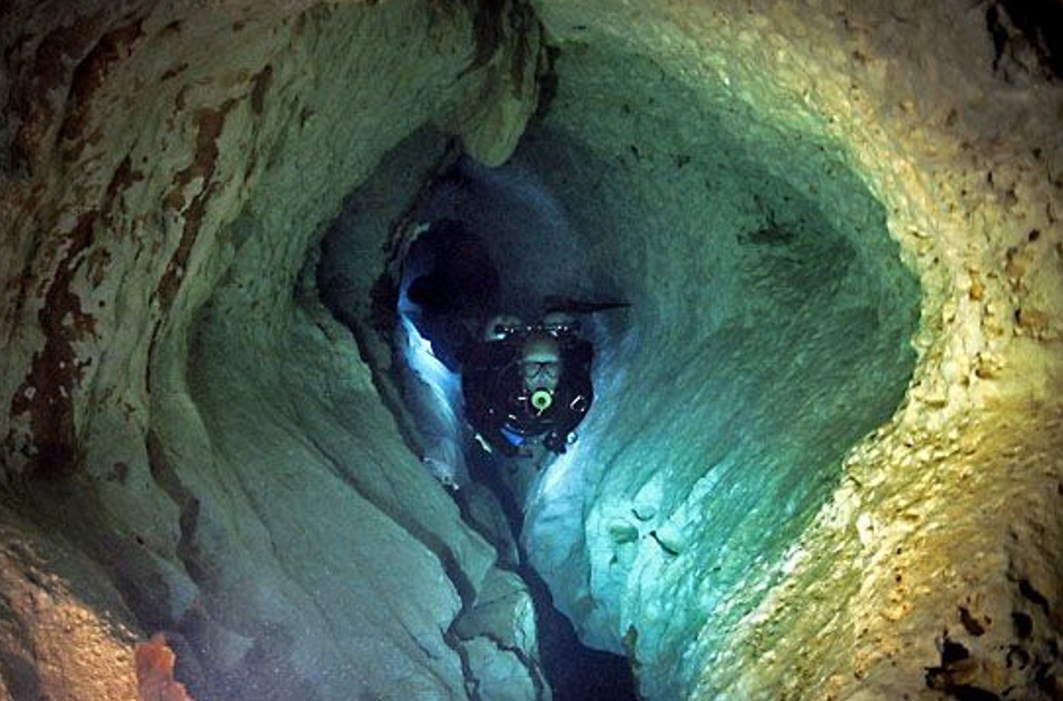 Potapljač v jami Ox Bel Ha, najdaljšem znanem podvodnem jamskem sistemu na svetu