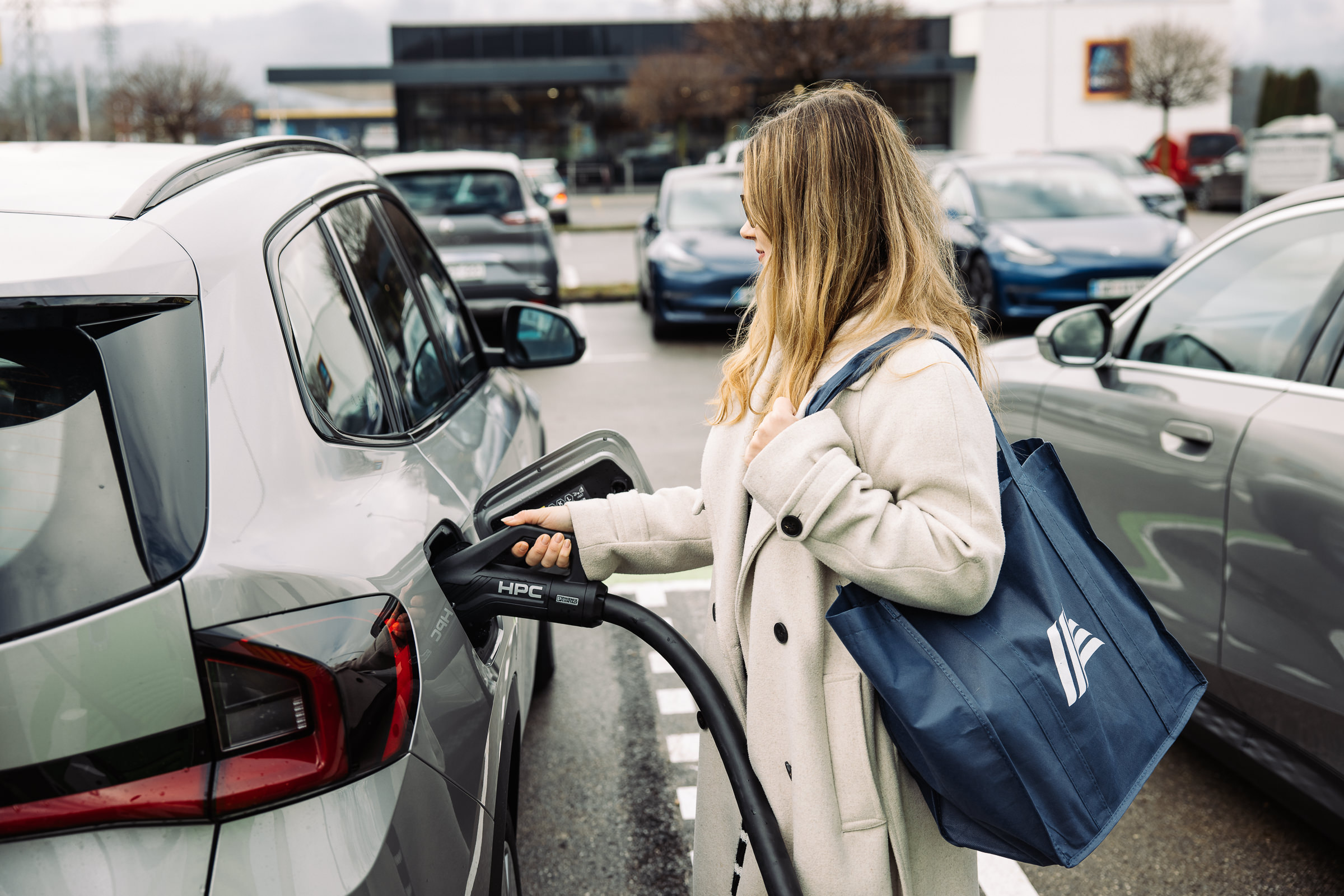 Kupci bodo lahko med nakupovanjem polnili svoje avtomobile