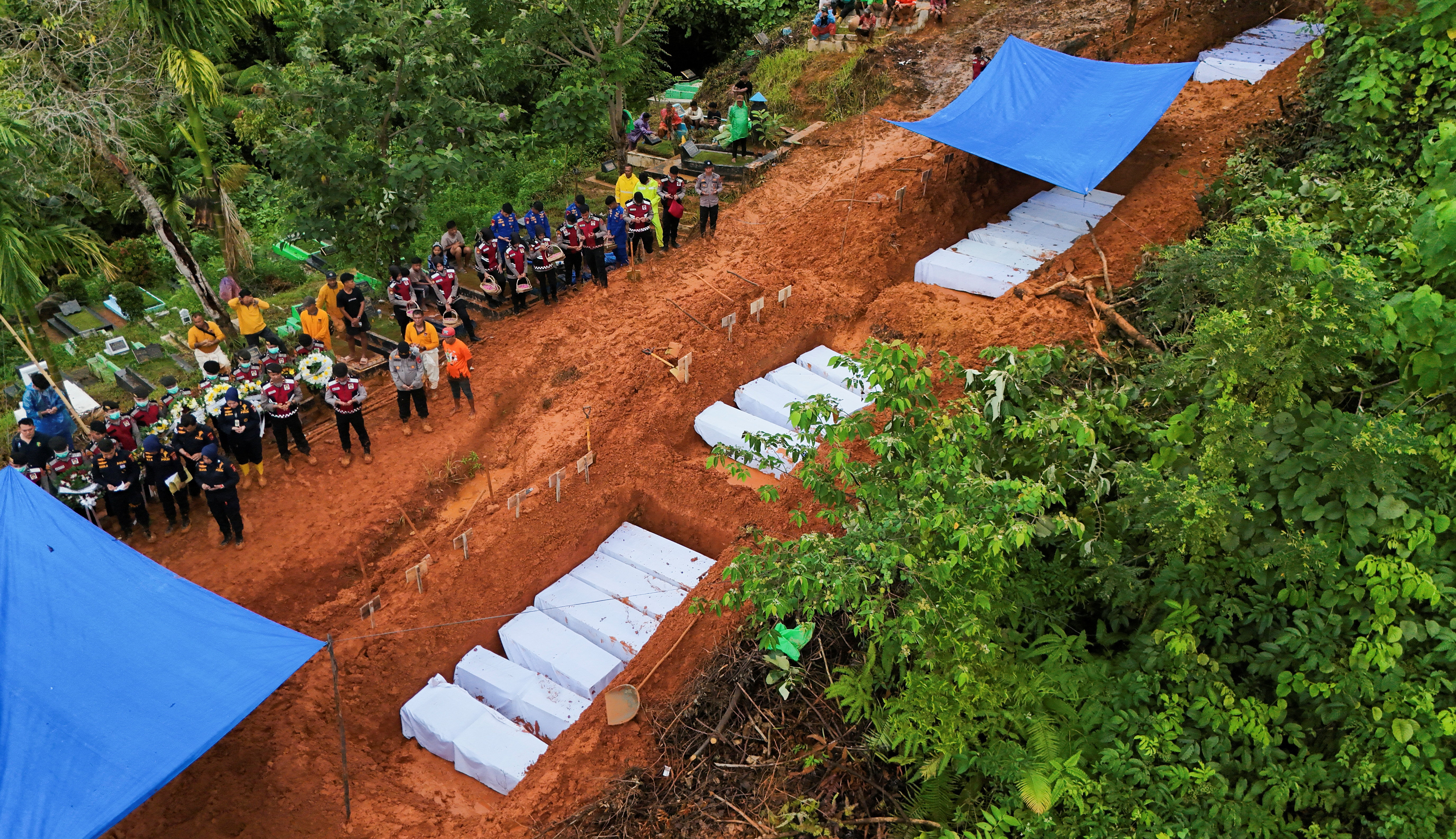 Pogreb za žrtve poplav v Indoneziji