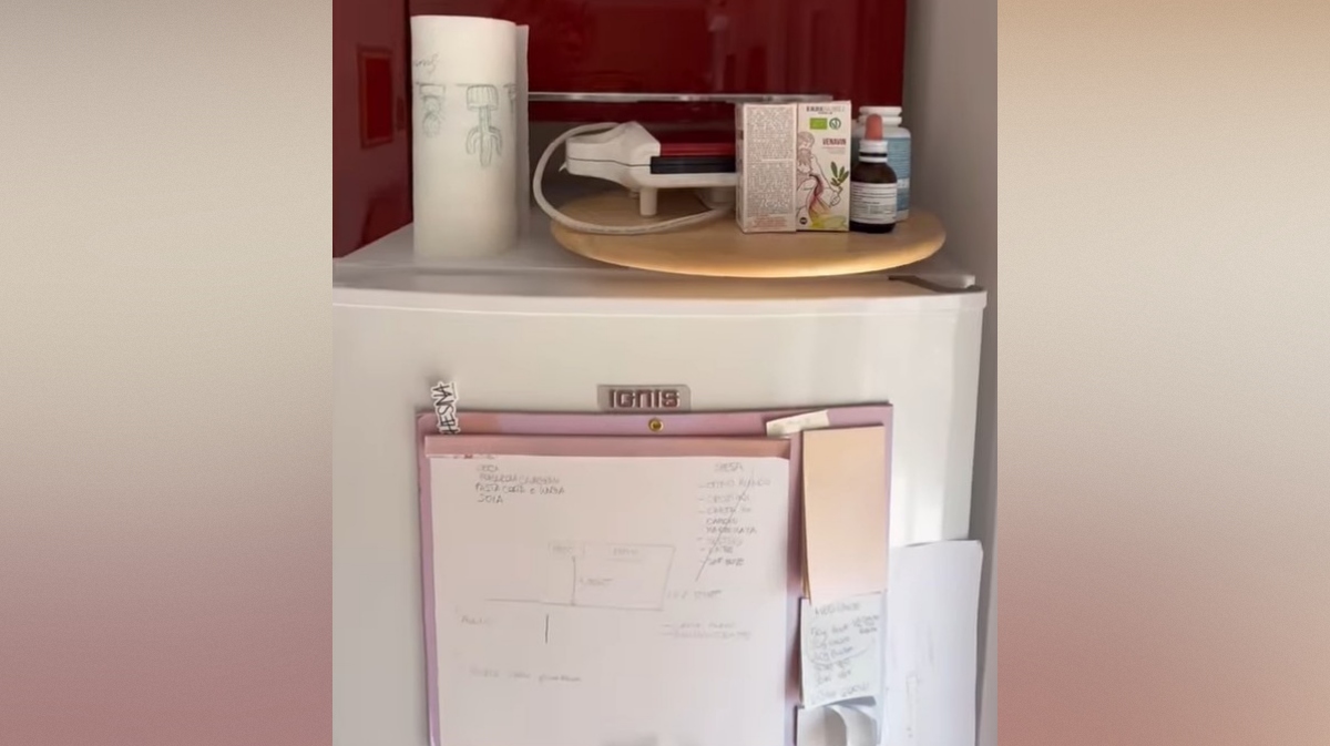 hladilnik s predmeti na vrhu