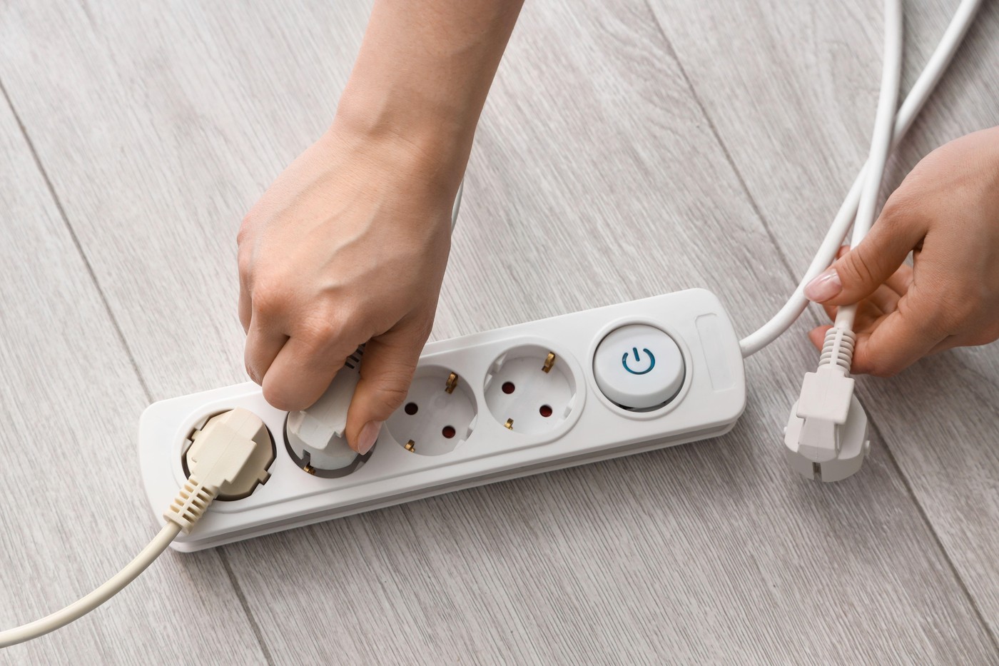 ženska roka vklaplja izklaplja električni aparat iz v razdelilnik