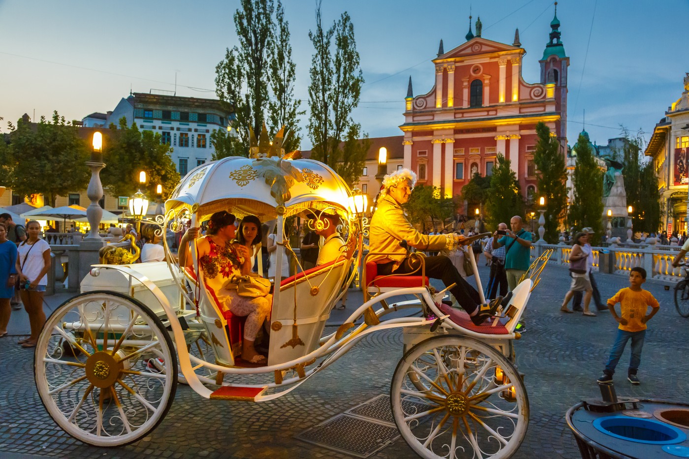 kočija na Tromostovju v Ljubljani