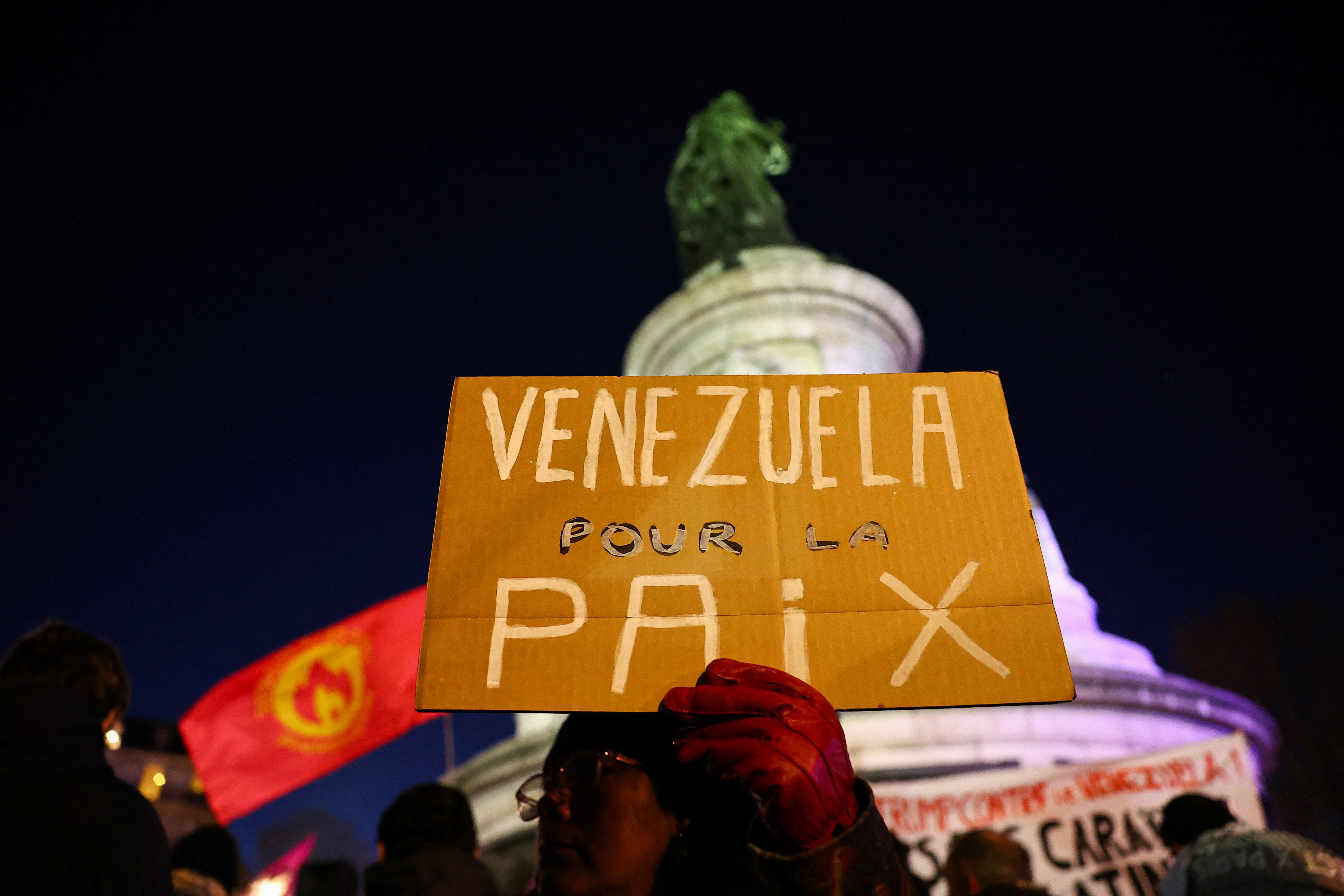 Protesti proti napadom ZDA na Venezuelo v Parizu