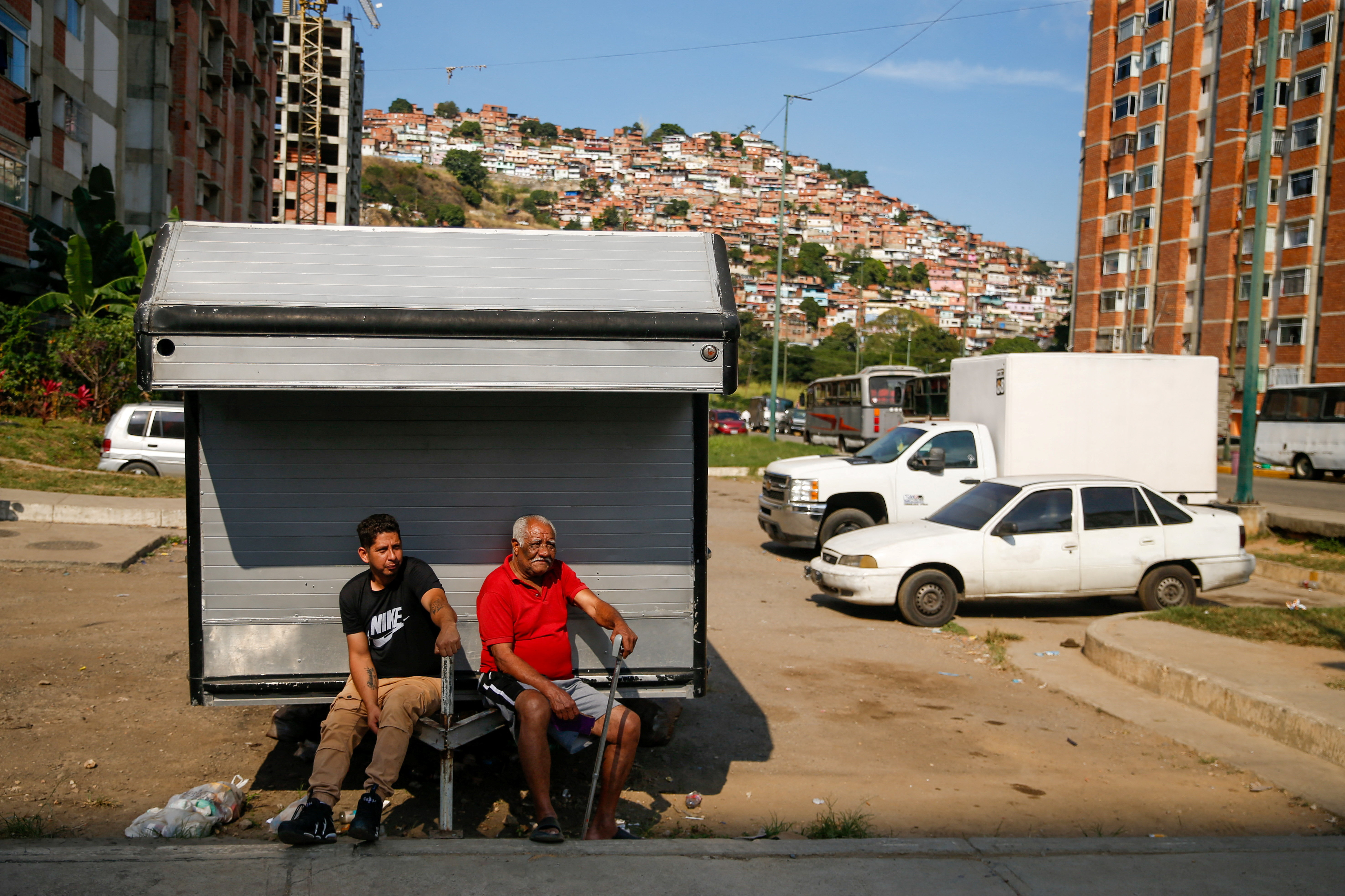 Prizor z ulic Caracasa dan po ameriškem napadu