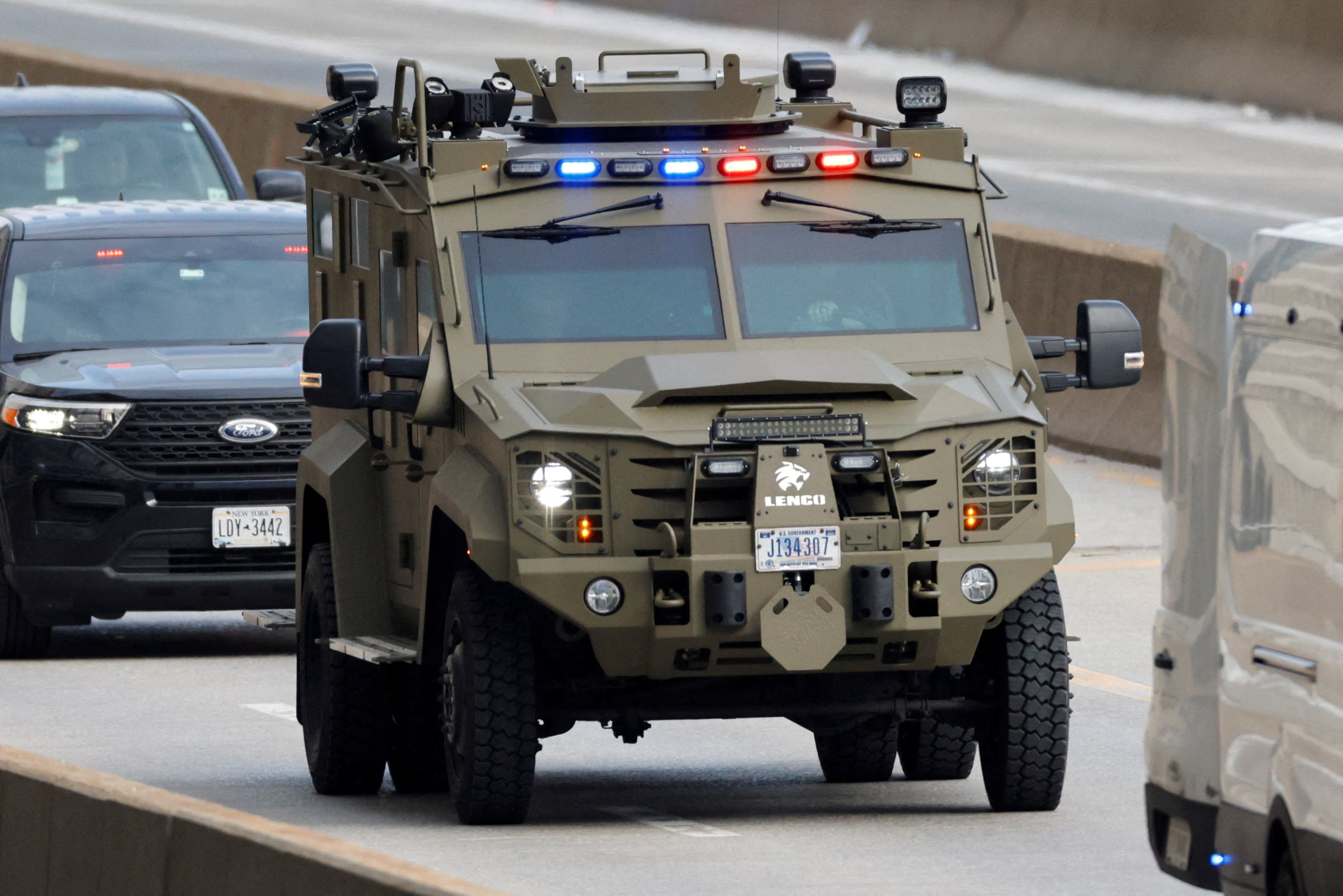 Konvoj z Nicolasom Madura zapušča sodišče