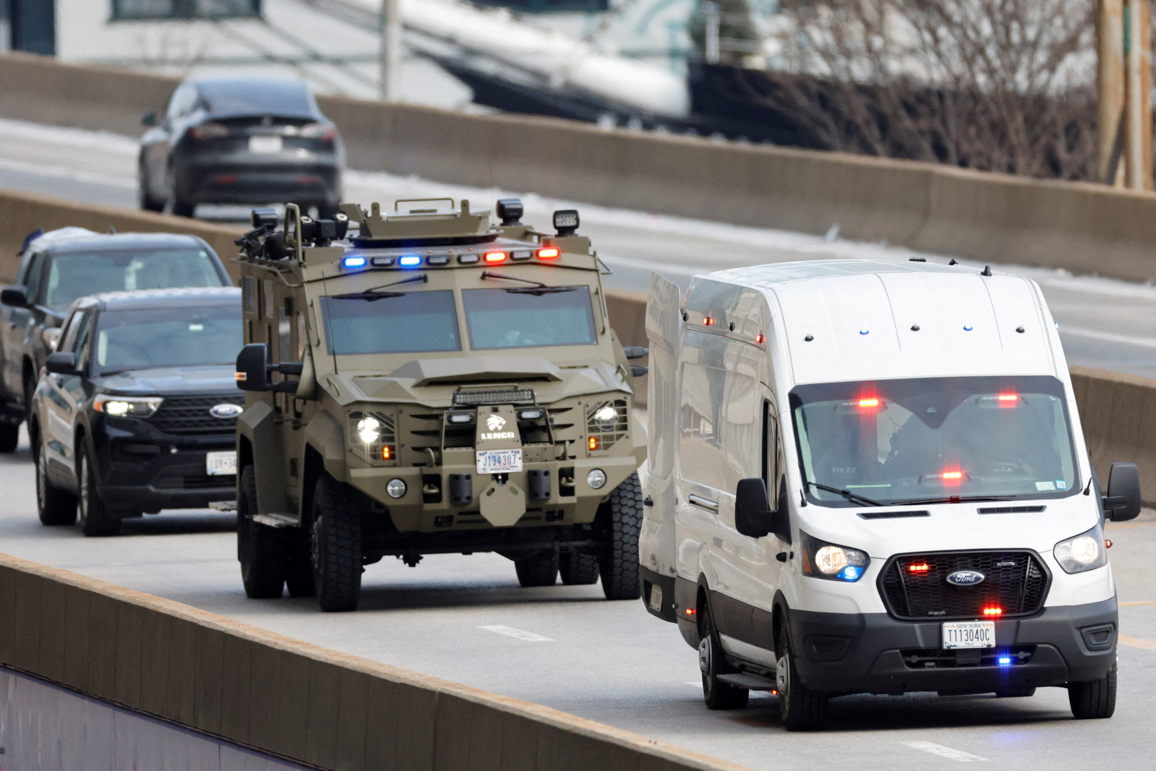 Konvoj z Nicolasom Madura zapušča sodišče
