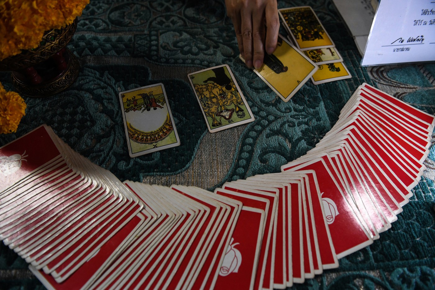 vedeževalka iz kart v templju v Bangkoku, Tajska