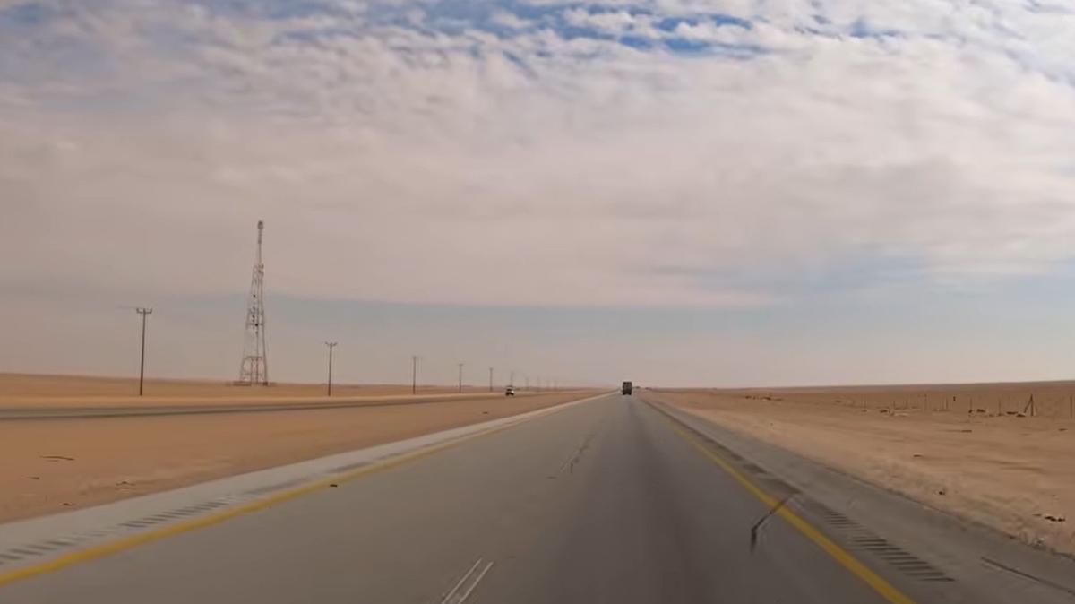 avtocesta 10 Savdska Arabija najbolj raven cestni odsek na svetu 240 km