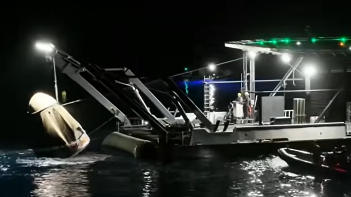 dvigovanje kapsule z evakuiranimi astronavti iz morja