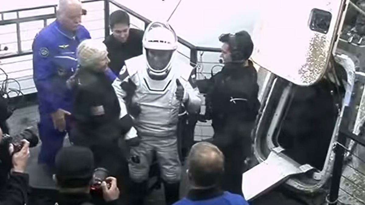 Prvi od astronavtov, ki so ga potegnili iz kapsule ob vrnitvi na Zemljo