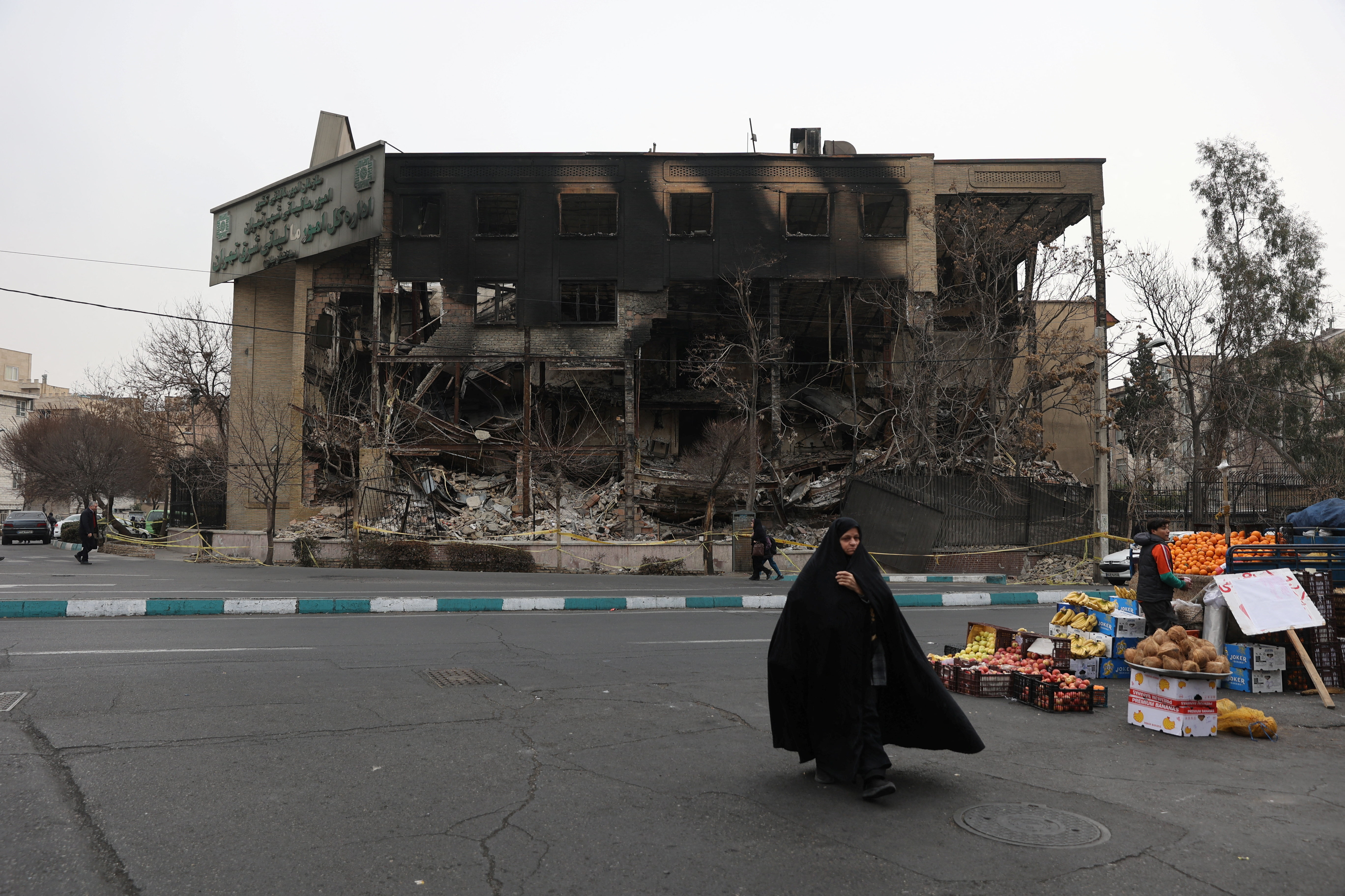 Ožgana stavba davčne uprave po protestih v Tehranu