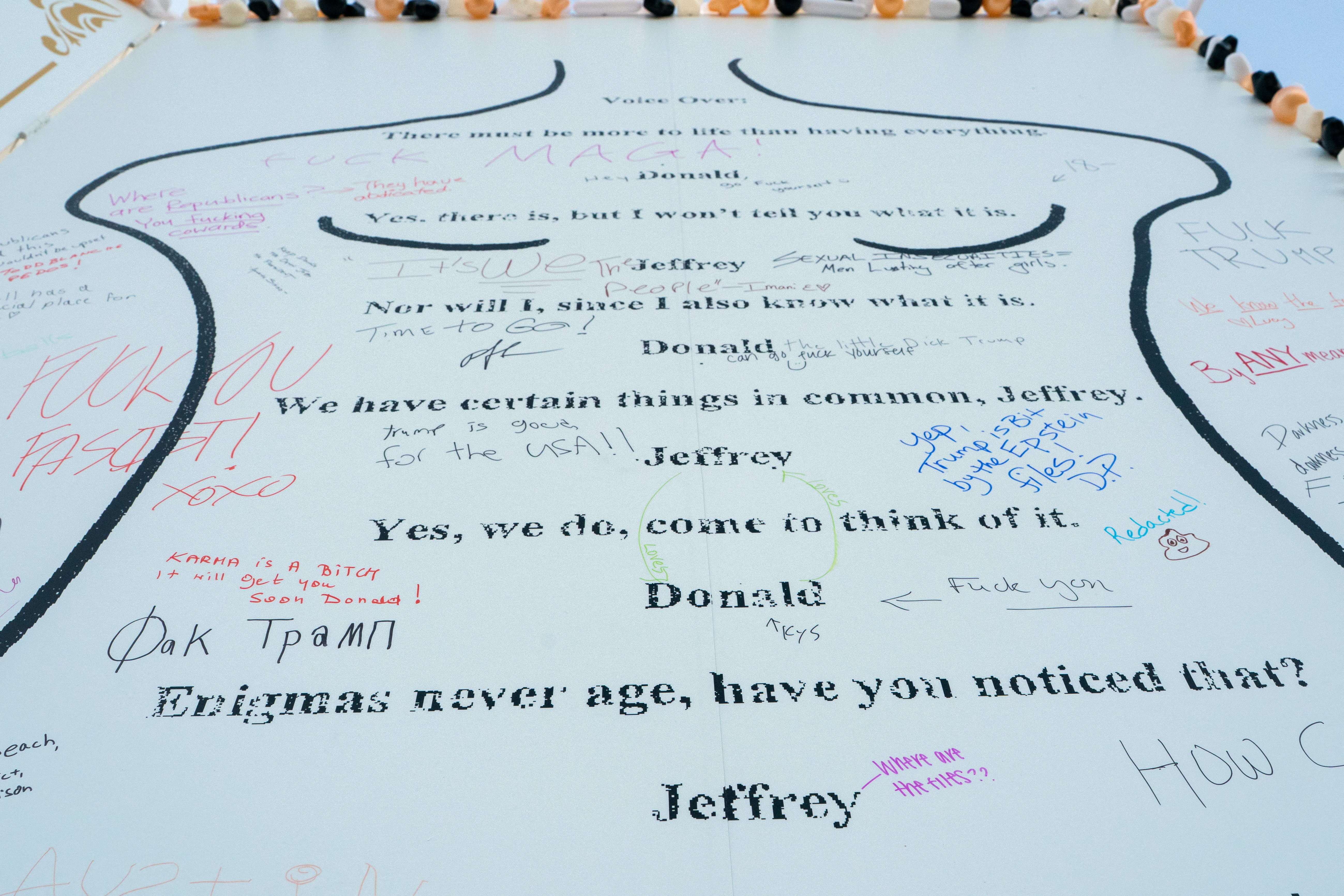 Instalacija replike rojstnodnevne čestitke Donalda Trumpa Jeffreyju Epsteinu