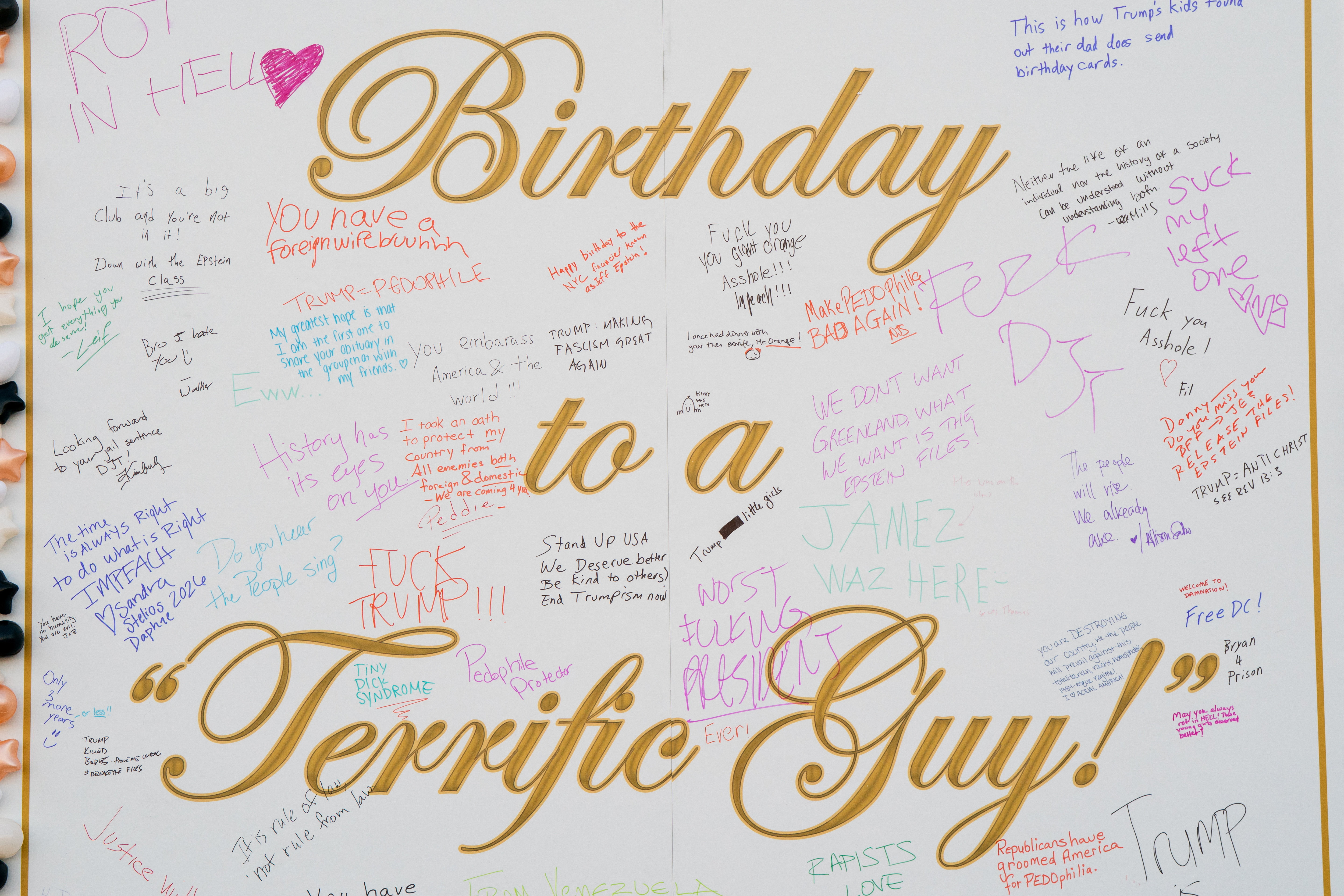 Instalacija replike rojstnodnevne čestitke Donalda Trumpa Jeffreyju Epsteinu