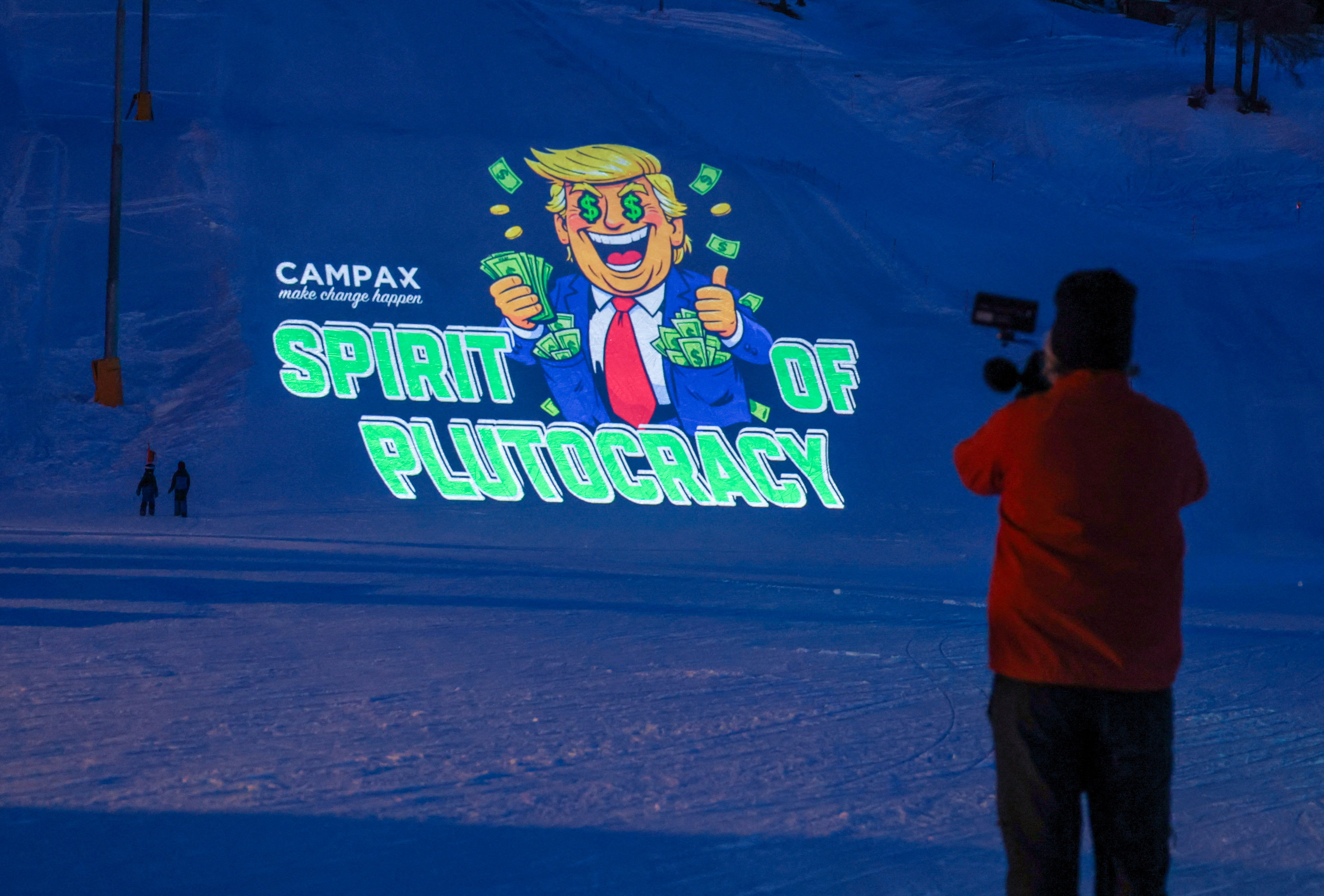 Projekcija protestnikov proti Trumpu v Davosu