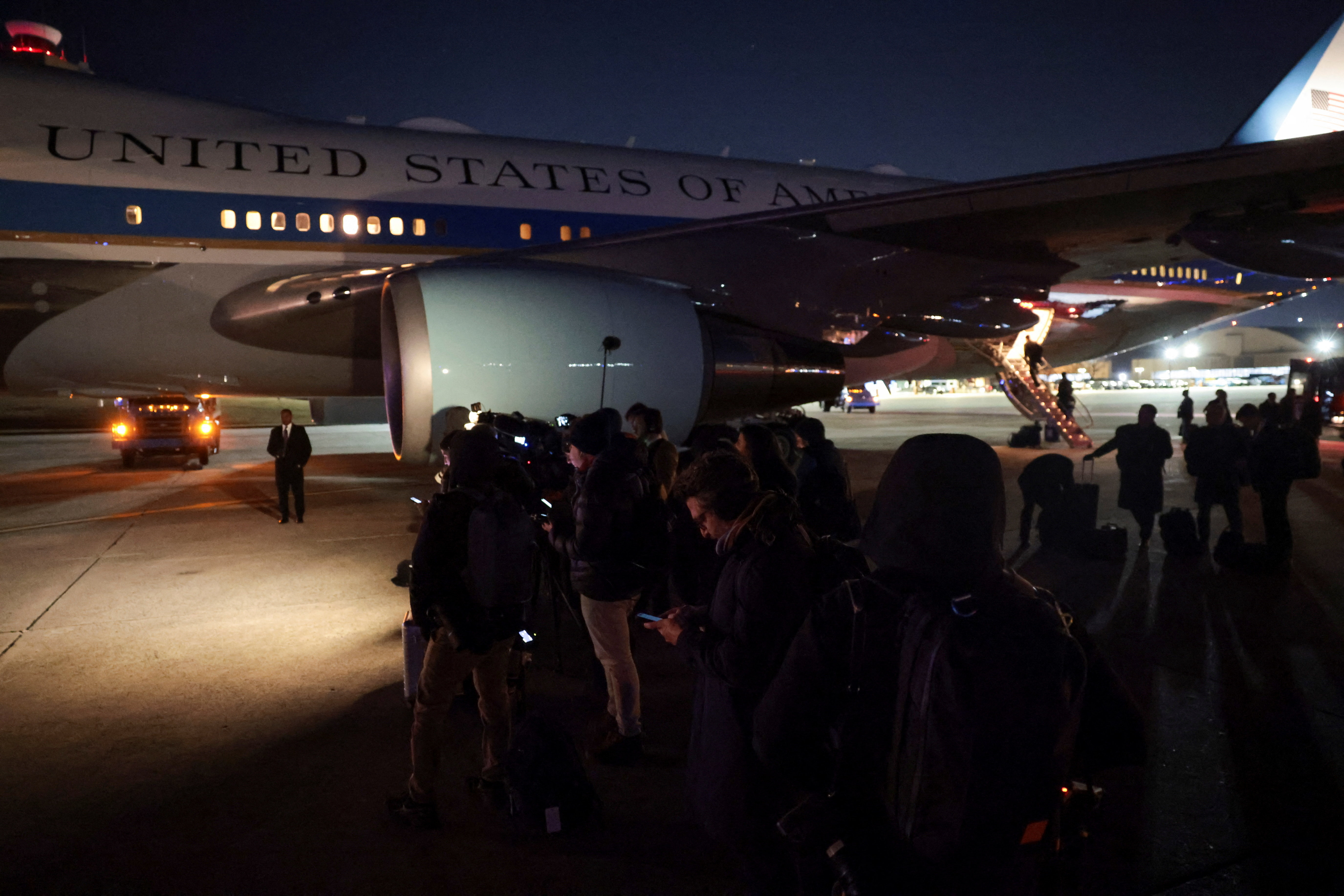 Trump na poti v Davos zaradi tehnične težave zamenjal letalo