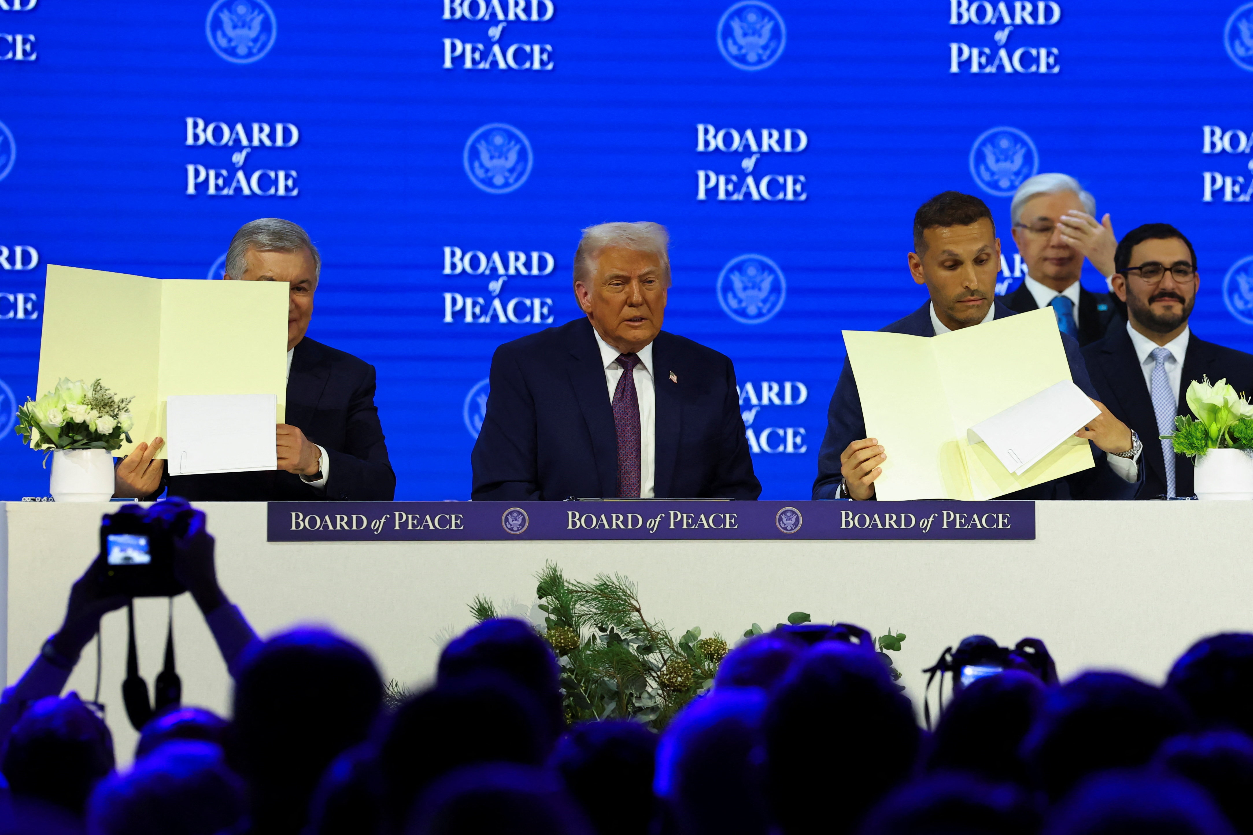 Podpis ustanovne listine Odbora za mir