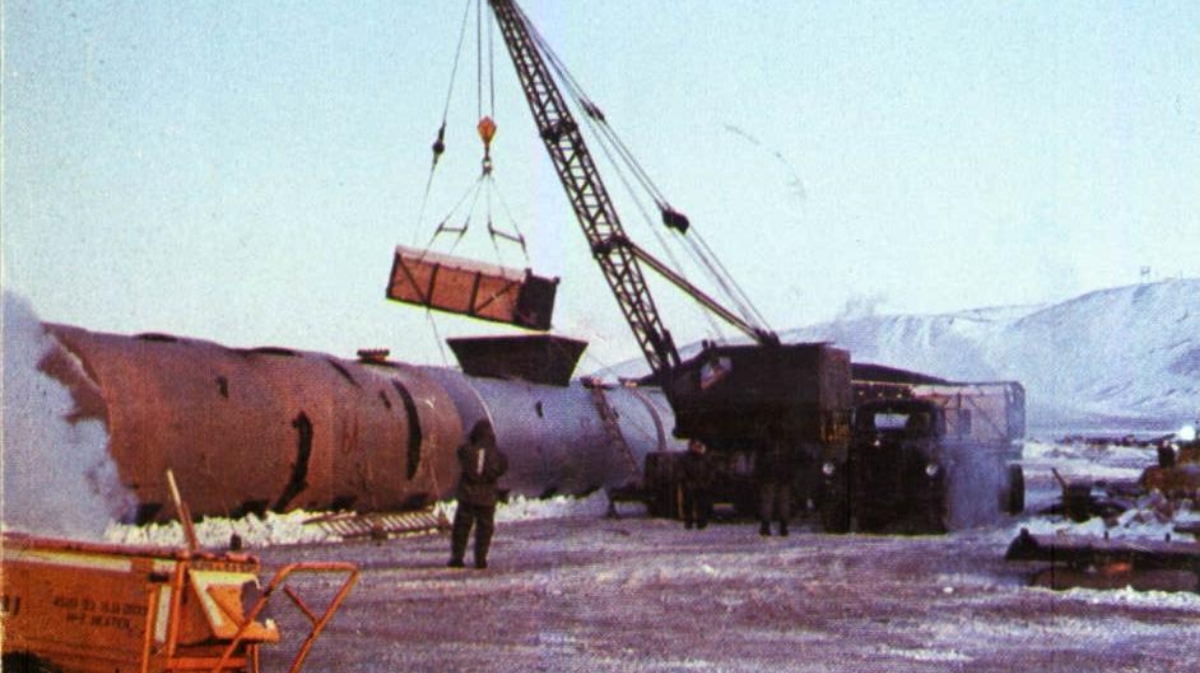 nalaganje kontaminiranega ledu z Grenlandije na ladjo